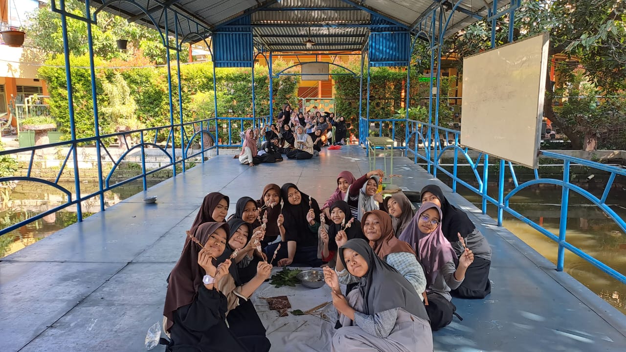 Dari Menyembelih ke Memasak: Santri Al-Fattah Belajar Kurban, Gizi, dan Empati