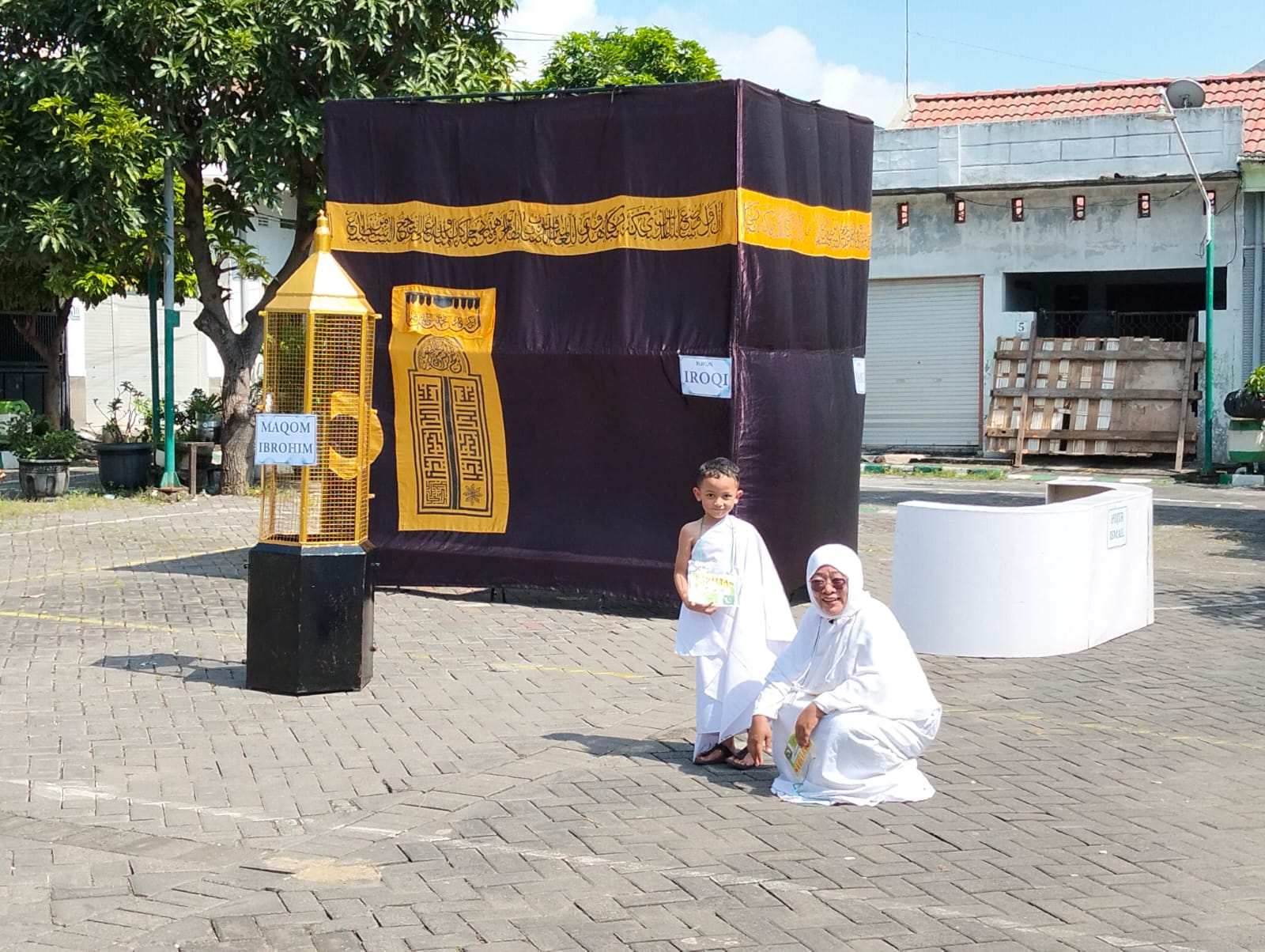 Simulasi manasik haji TK Aisyiyah 36 PPI kenalkan ibadah haji sejak dini, tanamkan nilai agama, dan tumbuhkan cinta syiar Islam pada anak-anak.
