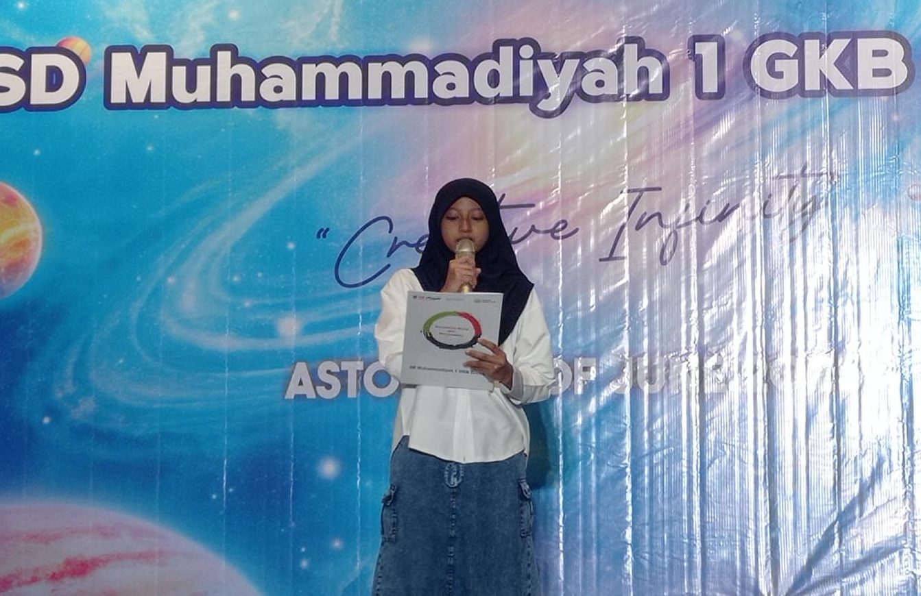 Perpisahan siswa kelas VI Mugeb School Gresik penuh haru dan kebanggaan. Callia Athifa Kalani menjadi perwakilan suara siswa, menyampaikan kesan mendalam dan terima kasih kepada guru.