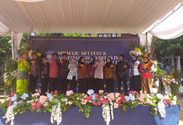 Siti Rasyada Syamsiatika tak hanya bersinar di kelas. Gadis manis ini sukses menaklukkan gelanggang silat nasional, aktif di organisasi pelajar, dan bercita-cita jadi pesilat hebat sejak muda. Siapa sangka mimpinya begitu ‘berbeda’?