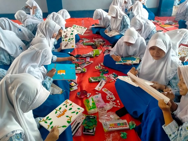 Menggambar Massal Batik Gresik, 105 Siswa Spemaju Cerme Kompak Berkarya