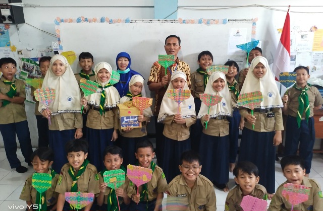 Siswa SD Muhammadiyah 2 Sidoarjo tampilkan kreativitas dalam gelar karya P5 bertema rekayasa teknologi, penuh semangat dan inovasi.