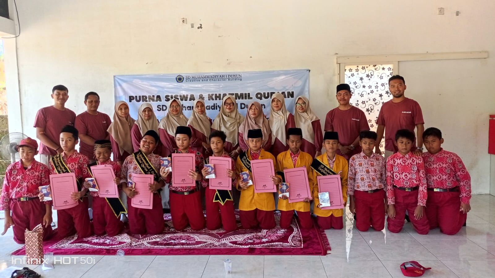Perayaan kelulusan dan penghargaan siswa berprestasi serta tahfiz juz 30 SD Mutu Dukun, menyisakan kenangan manis di Sekapuk Smartland.