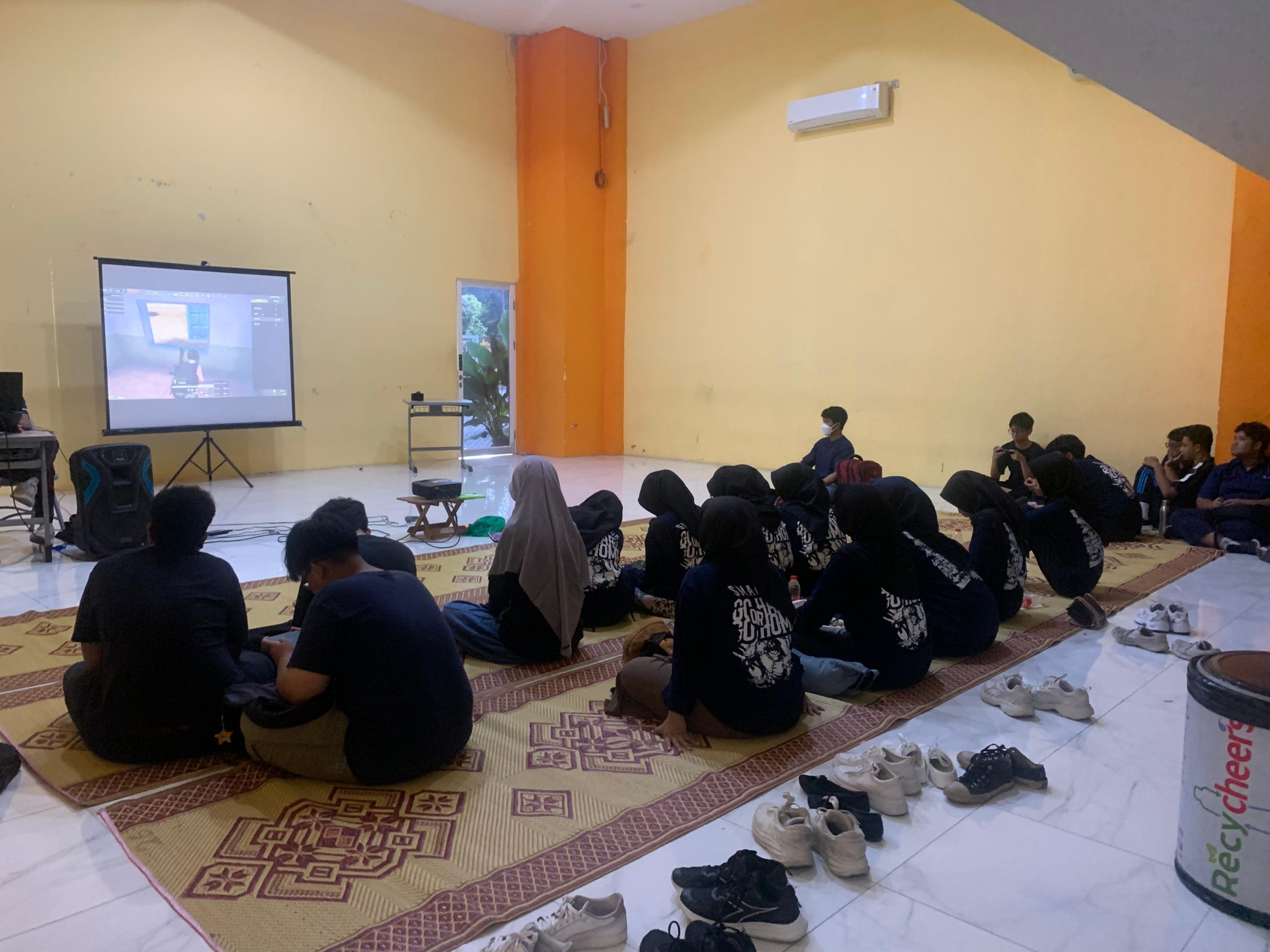 Smamsatu Gresik menutup semester genap dengan Kegiatan Akhir Semester bertema “Rangkai Mimpi, Lukis Cerita”. Dua hari penuh lomba, mulai dari PUBG Esport, serang balon, hingga basket, jadi momen kompak dan ceria siswa.