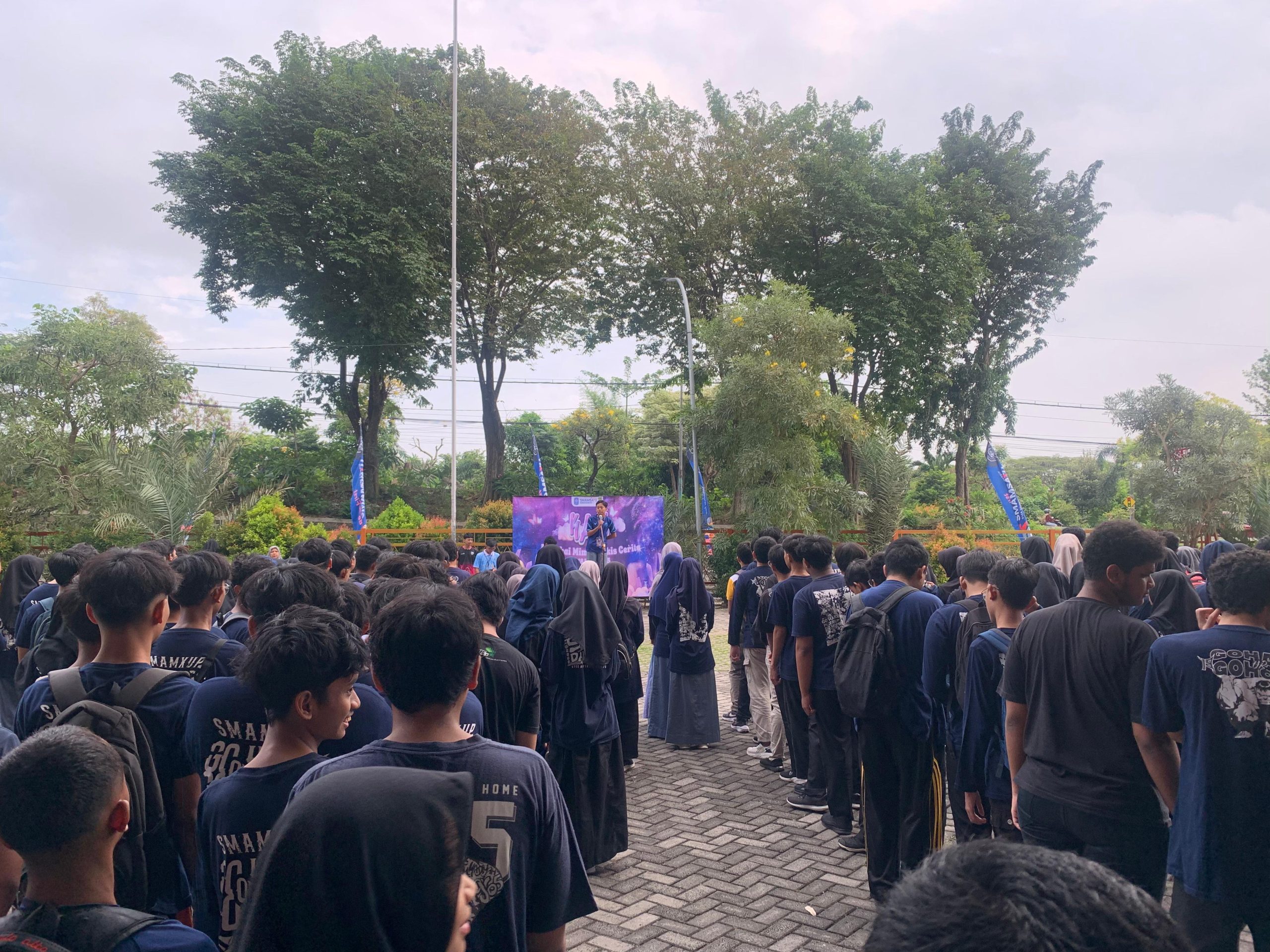 Smamsatu Gresik menutup semester genap dengan Kegiatan Akhir Semester bertema “Rangkai Mimpi, Lukis Cerita”. Dua hari penuh lomba, mulai dari PUBG Esport, serang balon, hingga basket, jadi momen kompak dan ceria siswa.