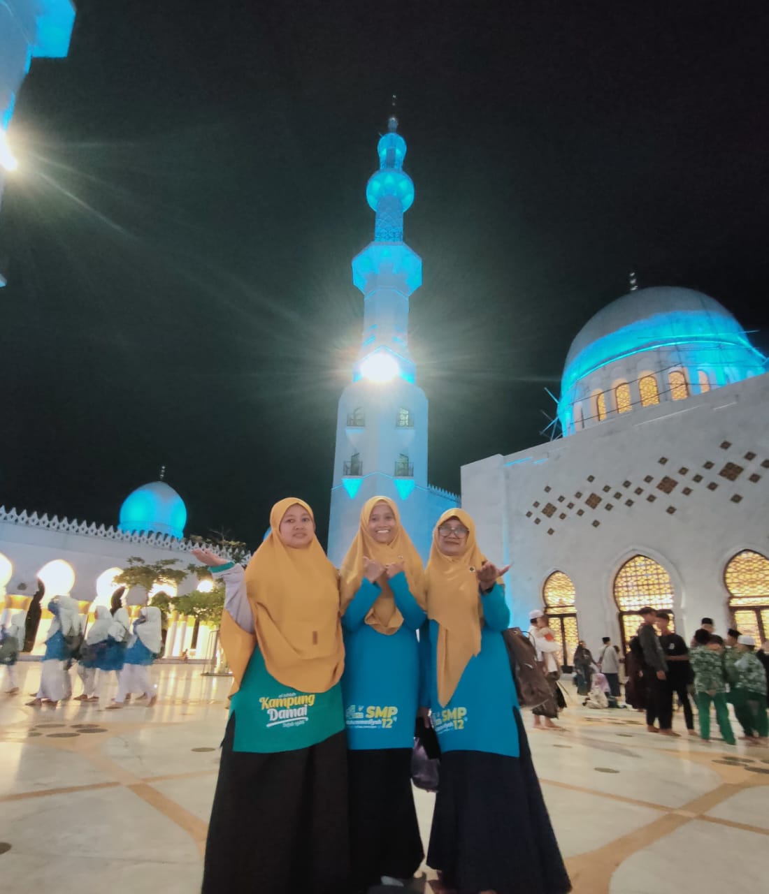 Dari wahana seru Saloka Theme Park hingga kemegahan Masjid Sheikh Zayed, ratusan siswa SMP Muhammadiyah 12 Sendangagung tak hanya berlibur, tapi juga merajut kebersamaan dan ilmu dalam perjalanan yang tak terlupakan. Ikuti jejak petualangan mereka!