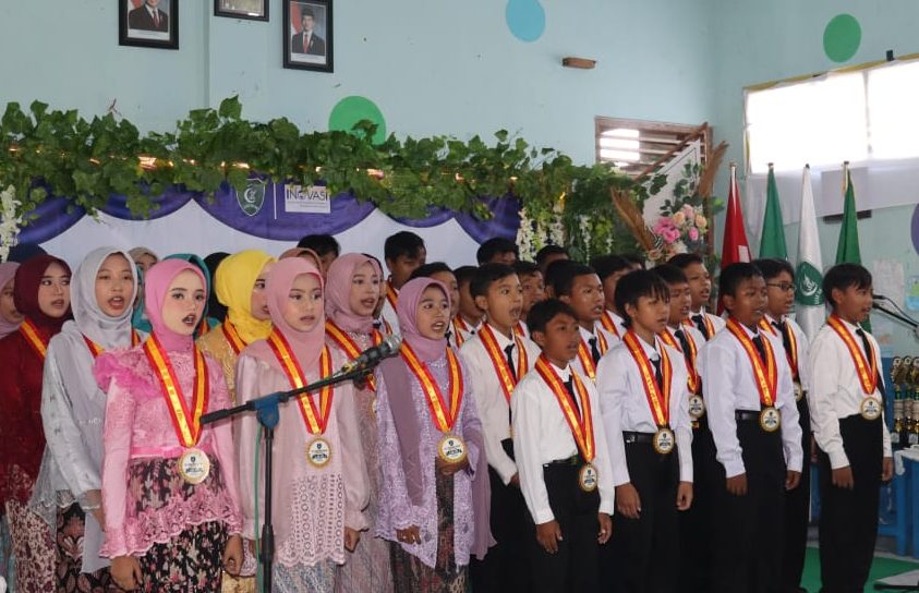 Tangis haru mewarnai perpisahan siswa kelas 6 MI Assa'adah Bungah. Pelukan terakhir dengan orang tua dan guru, diiringi lagu perpisahan, menandai akhir perjalanan pendidikan di madrasah.