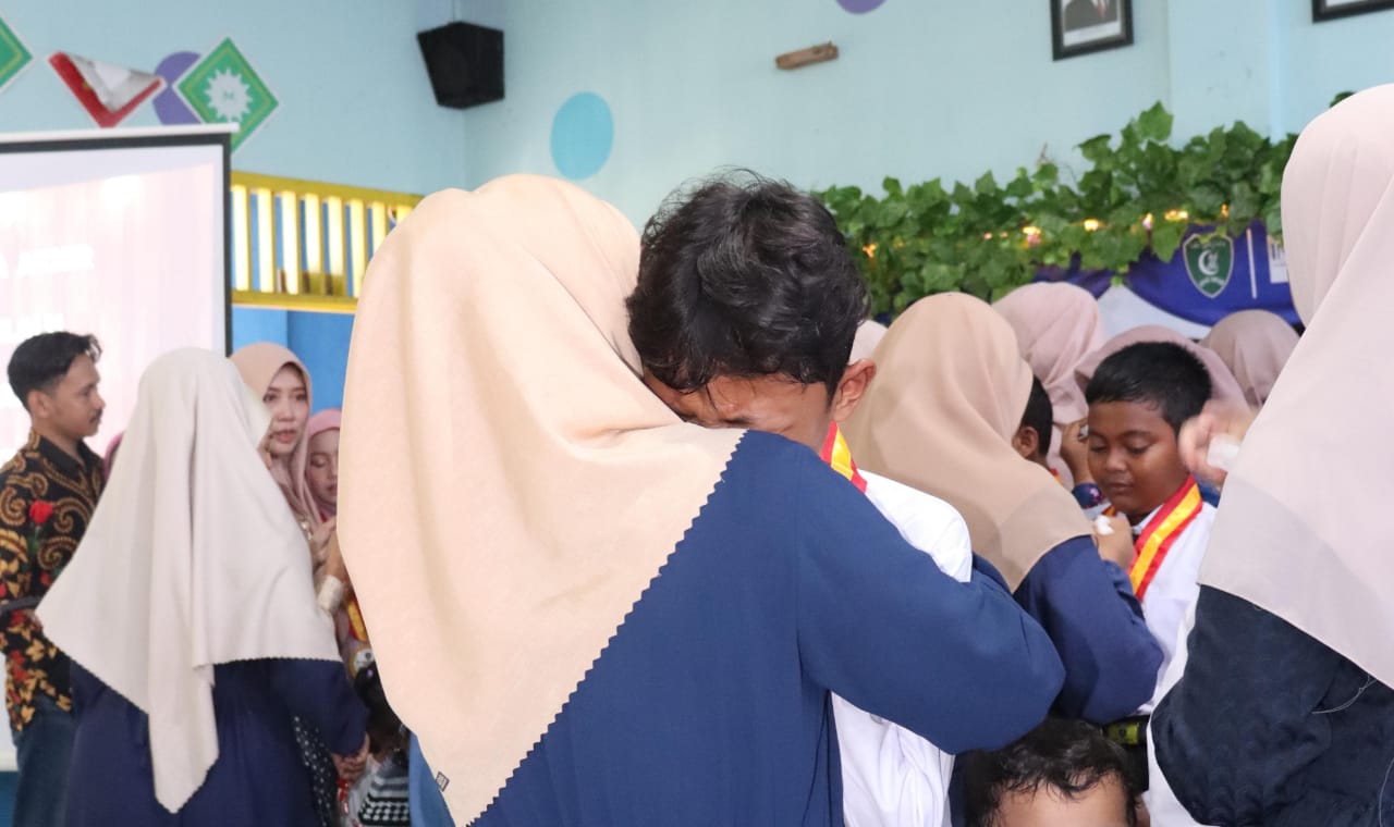 Pelukan Terakhir di Perpisahan MI Assa’adah Bungah