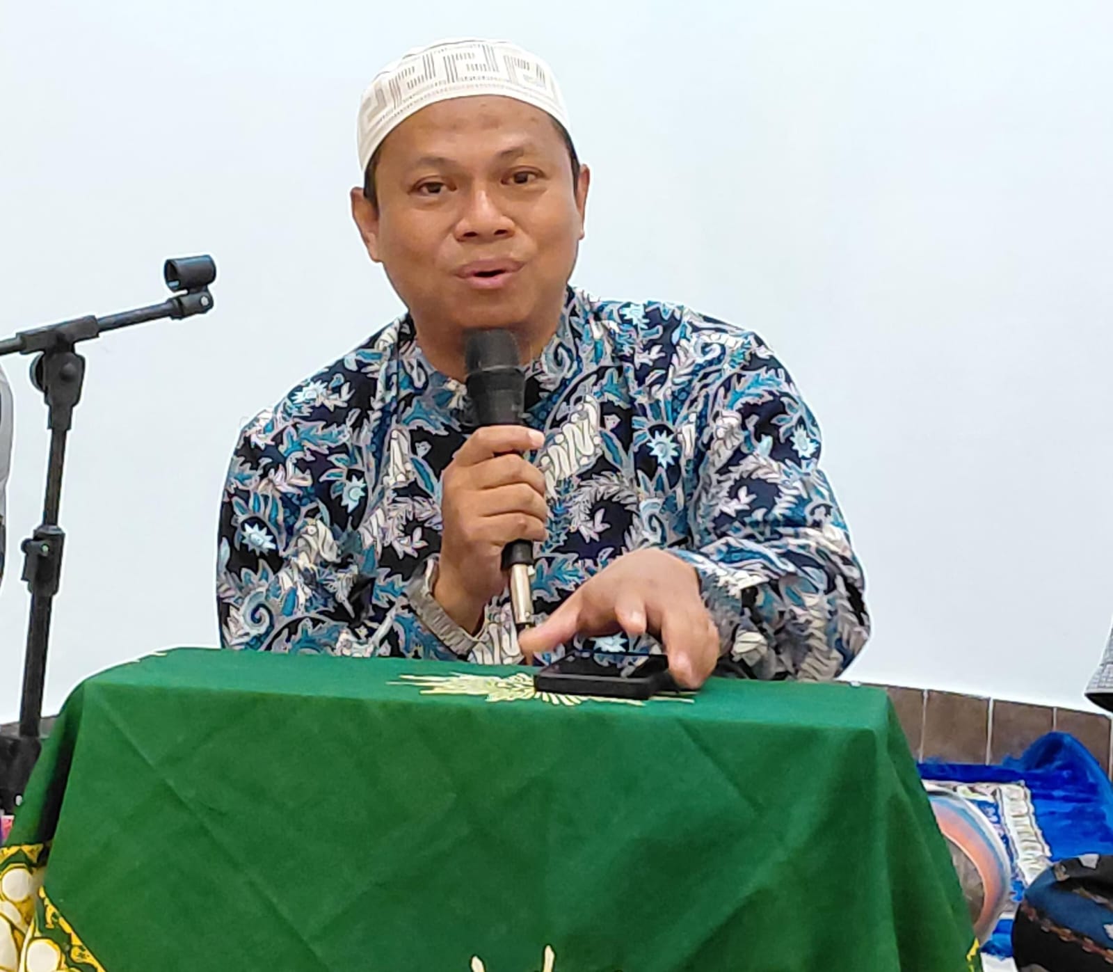 K.H. Fida' Assidiq, S.T. saat memberikan kajian Dua Cara mendekatkan diri kepada Allah dalam kajian Rutin PRA Payaman (Tagar.co/Zulaikho)