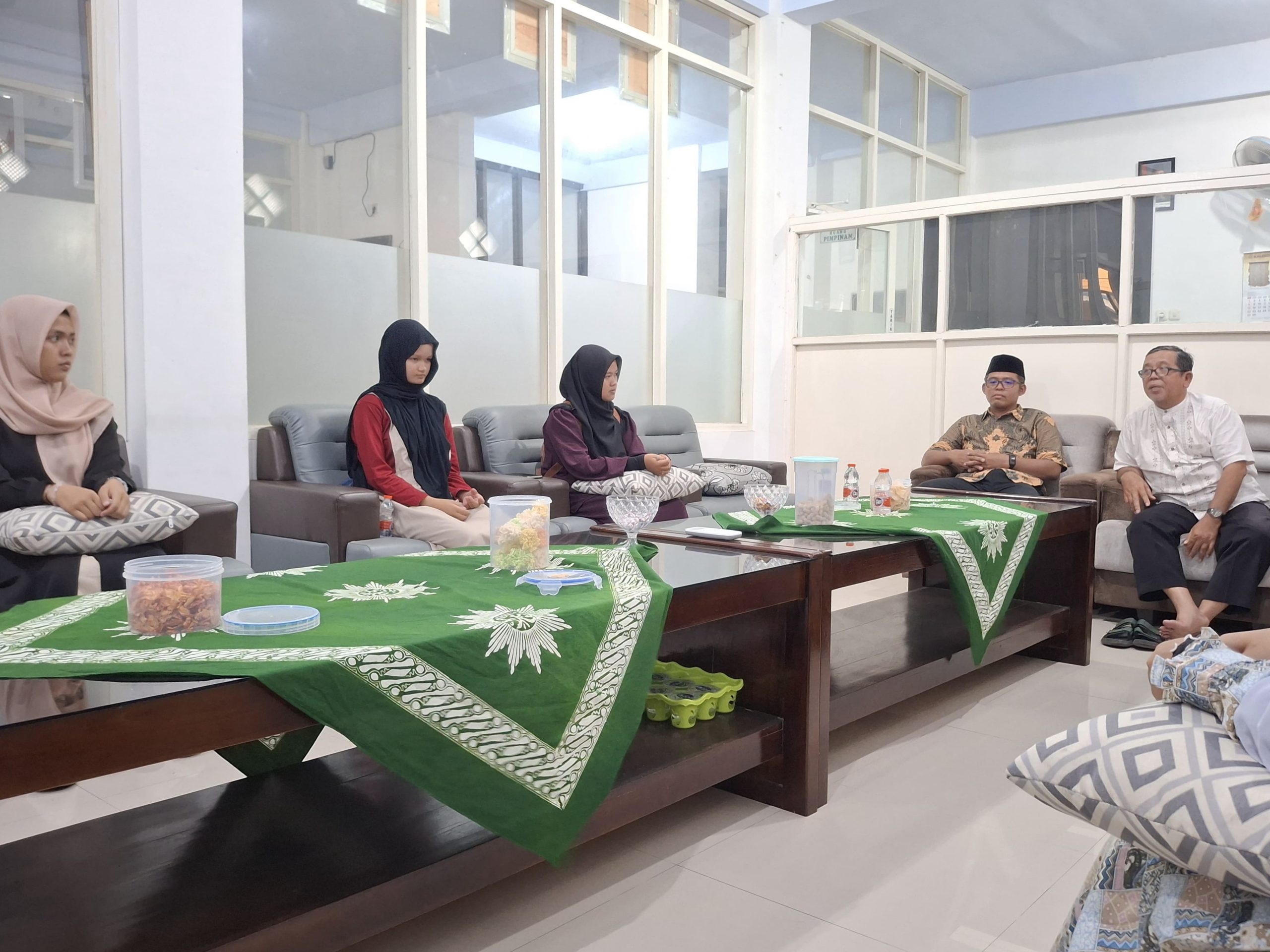 Menjembatani Generasi, Menguatkan Perjuangan: Kunjungan IPM ke PDM Lumajang