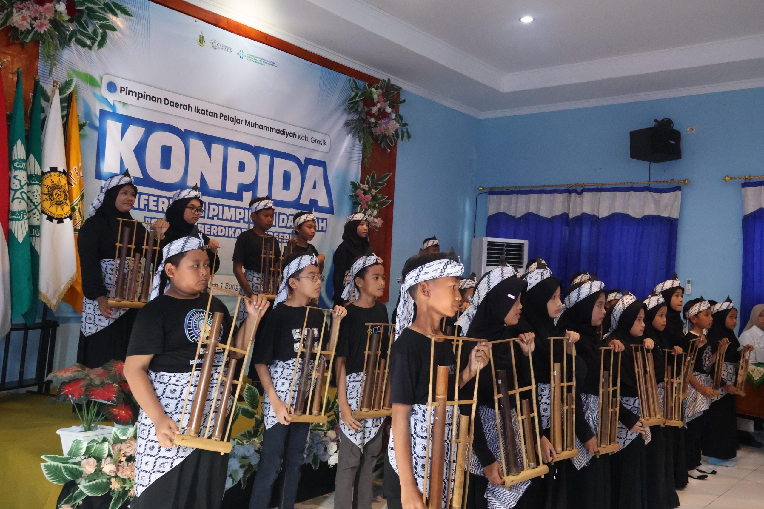 Gema Harmoni Bambu Mias Bungah Curi Perhatian di Panggung Konpida IPM Gresik