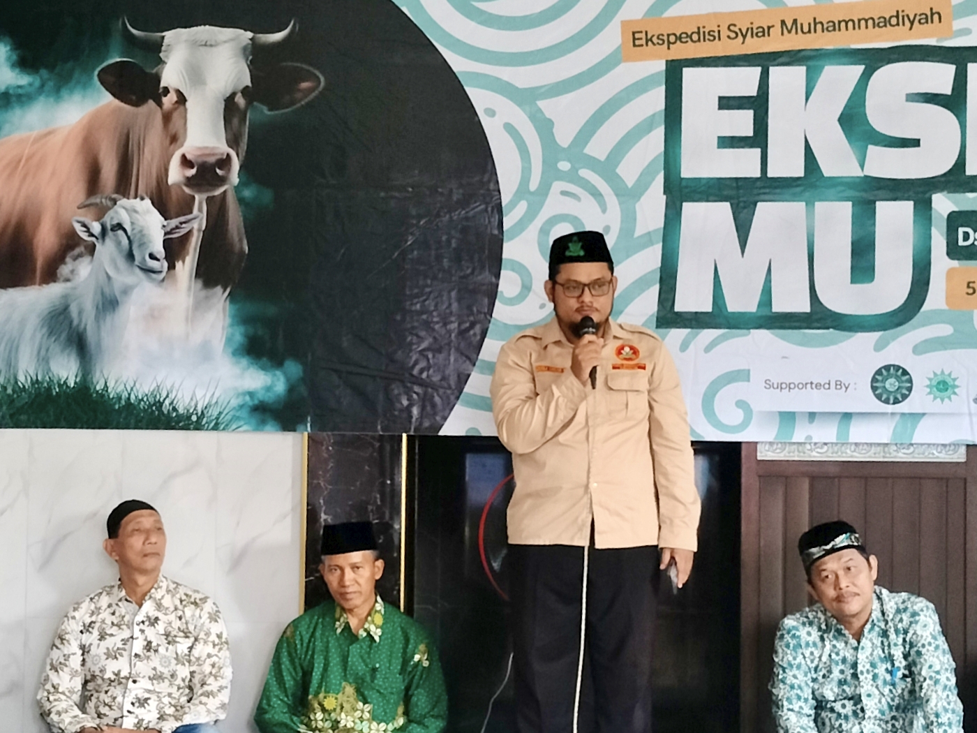 AMM Gresik gelar Ekspedisi Syiar Muhammadiyah (Ekspresimu). Rangkaian bakti sosial hingga kurban ini satukan ortom, wujudkan semarak Iduladha di Dusun Pucung, Sidomukti, Bungah, Gresik.
