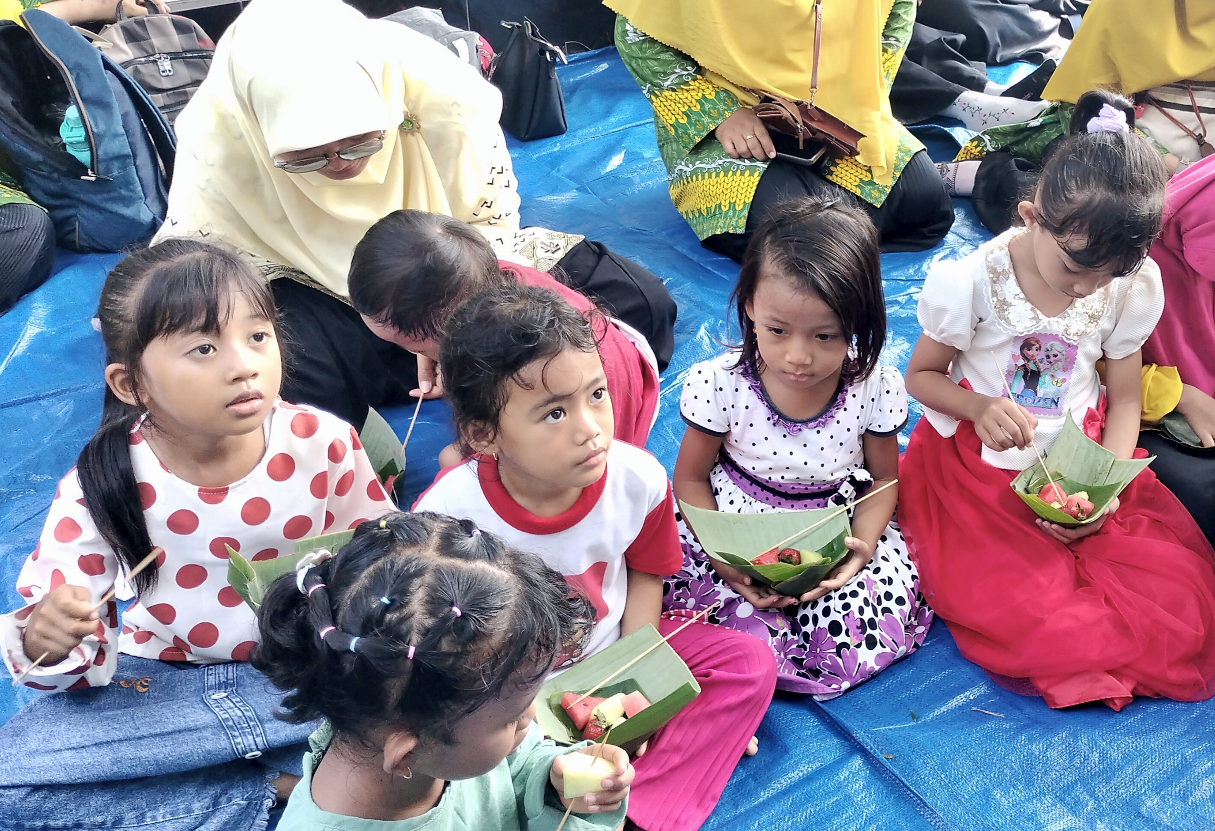 Koper Corner Ekspresimu AMM 2025 penuh keceriaan. AMM putri mengedukasi anak lewat sate buah dan kisah Nabi Ibrahim. Siapa sangka, seorang anak teguh berpuasa Arafah meski sate buah lezat menggoda.