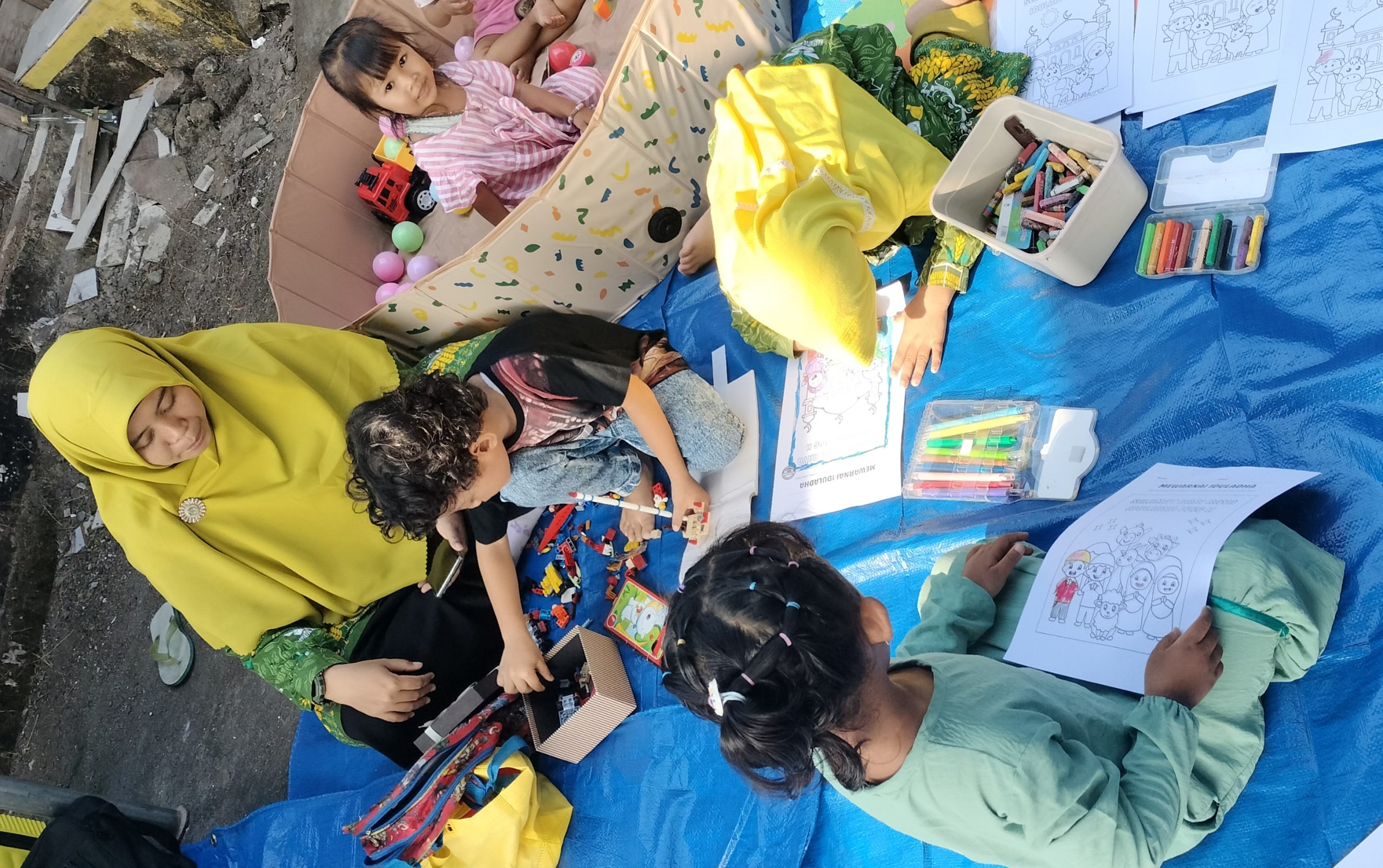 Koper Corner Ekspresimu AMM 2025 penuh keceriaan. AMM putri mengedukasi anak lewat sate buah dan kisah Nabi Ibrahim. Siapa sangka, seorang anak teguh berpuasa Arafah meski sate buah lezat menggoda.