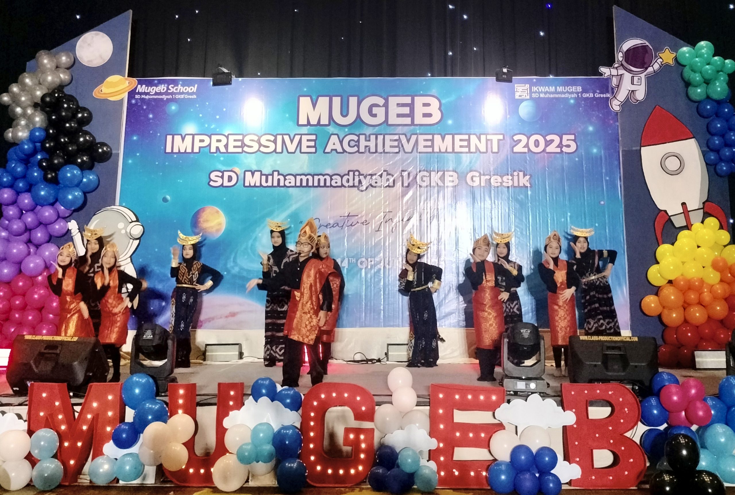 18 Siswa SD Muhammadiyah 1 GKB Gresik bawakan tarian dan nyanyian "Pelangi Nusantara" dengan koreografi apik. Merayakan keberagaman budaya Indonesia, penampilan memukau hadirin di Ballroom Aston Hotel and Conference Center.