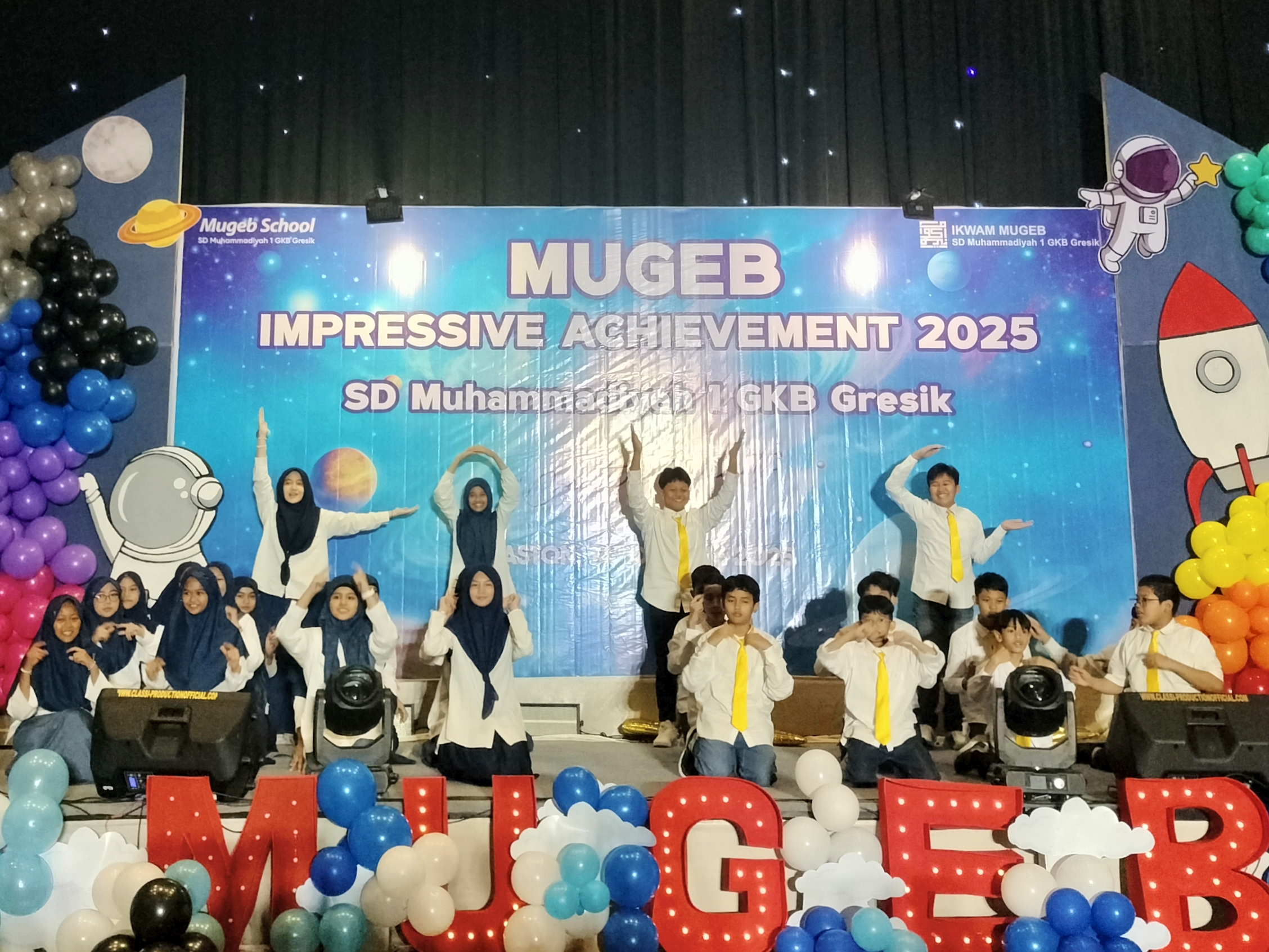 Panggung perpisahan siswa kelas VI Mugeb School penuh haru, tawa, dan inspirasi. Berbagai penampilan mulai dari lagu religi, drama musikal, puitisasi Al-Qur'an, paduan suara, hingga flashmob menjadi penutup manis perjalanan mereka di sekolah dasar.