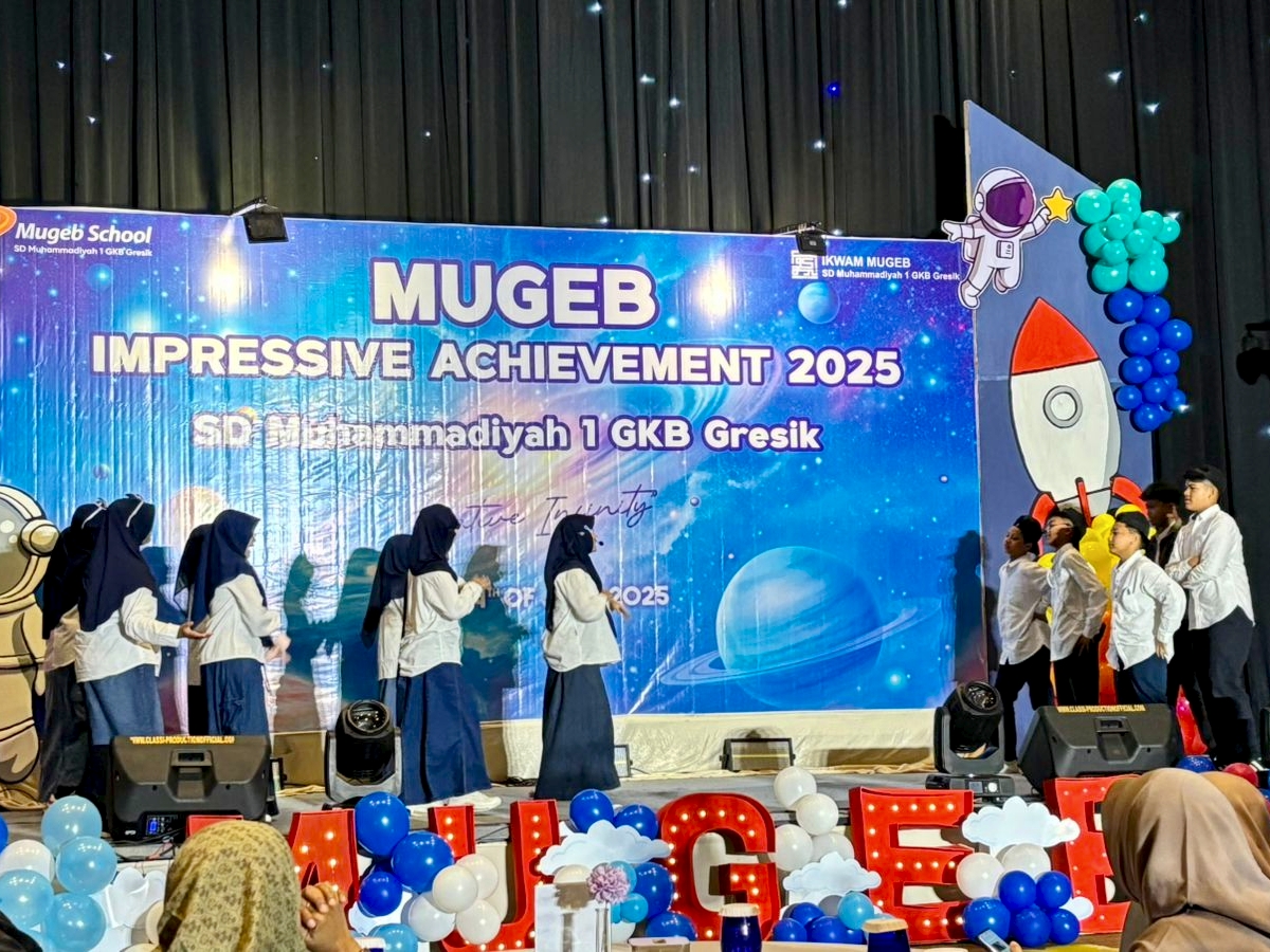 Panggung perpisahan siswa kelas VI Mugeb School penuh haru, tawa, dan inspirasi. Berbagai penampilan mulai dari lagu religi, drama musikal, puitisasi Al-Qur'an, paduan suara, hingga flashmob menjadi penutup manis perjalanan mereka di sekolah dasar.