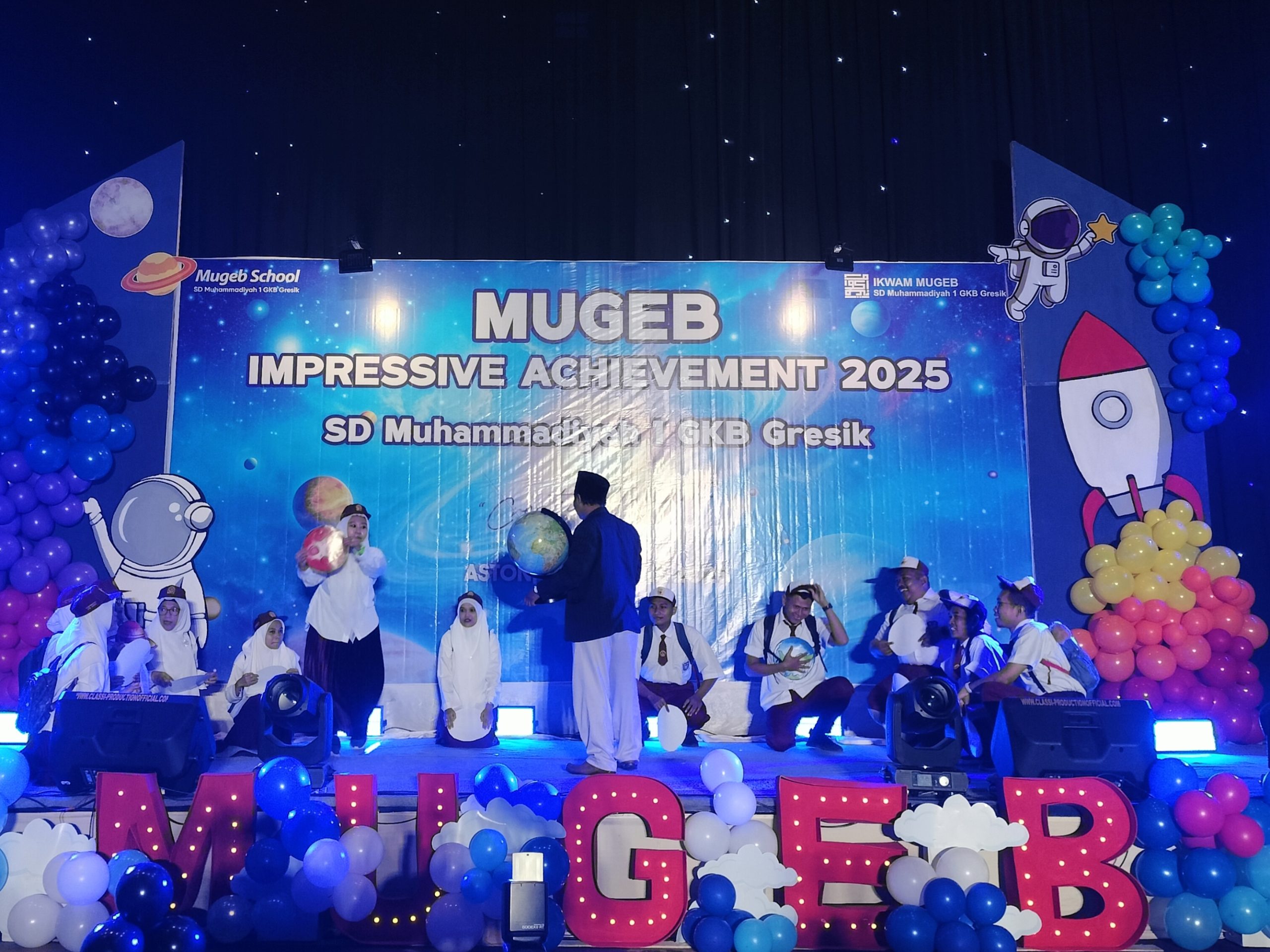 Aksi unik datang dari guru Mugeb School. Mereka tampil enerjik dalam suguhan drama musikal di Aston Hotel. Siswa terhibur dengan aksi kocak, pesan cinta, dan lagu-lagu ceria yang mereka bawakan.