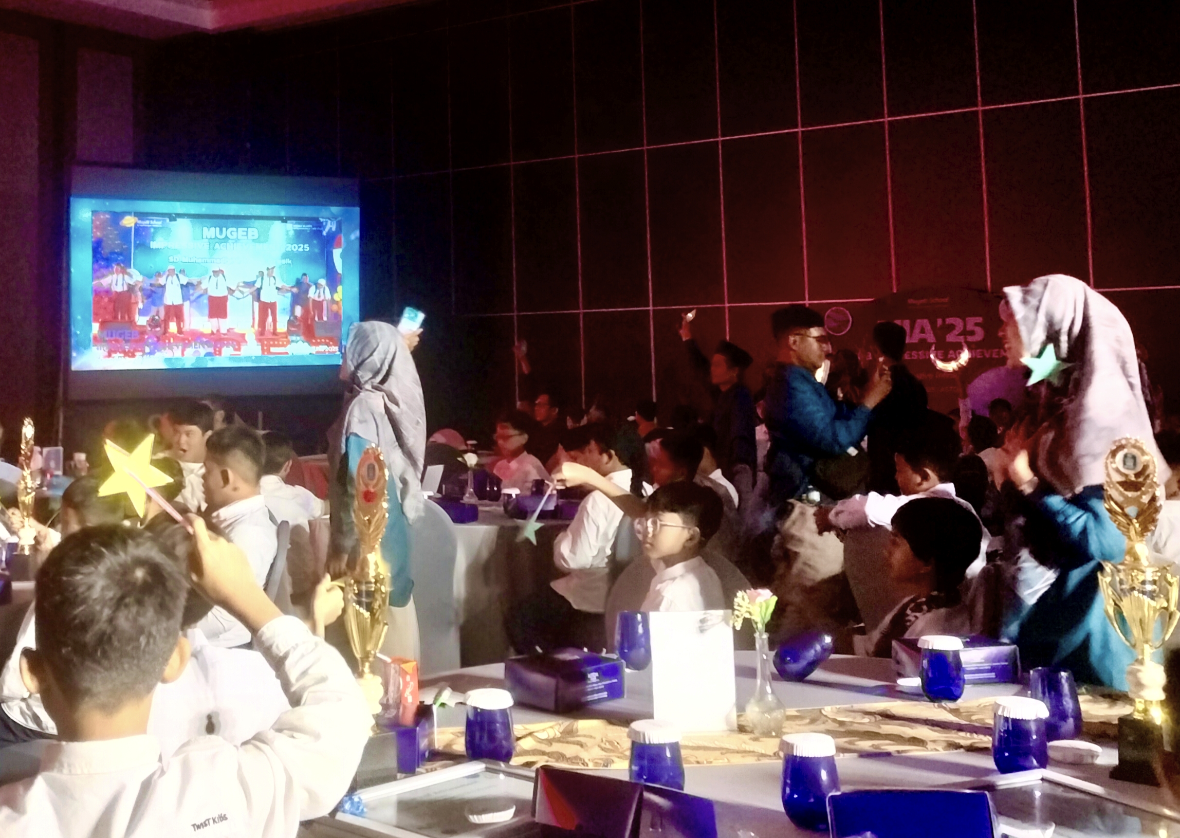 Aksi unik datang dari guru Mugeb School. Mereka tampil enerjik dalam suguhan drama musikal di Aston Hotel. Siswa terhibur dengan aksi kocak, pesan cinta, dan lagu-lagu ceria yang mereka bawakan.