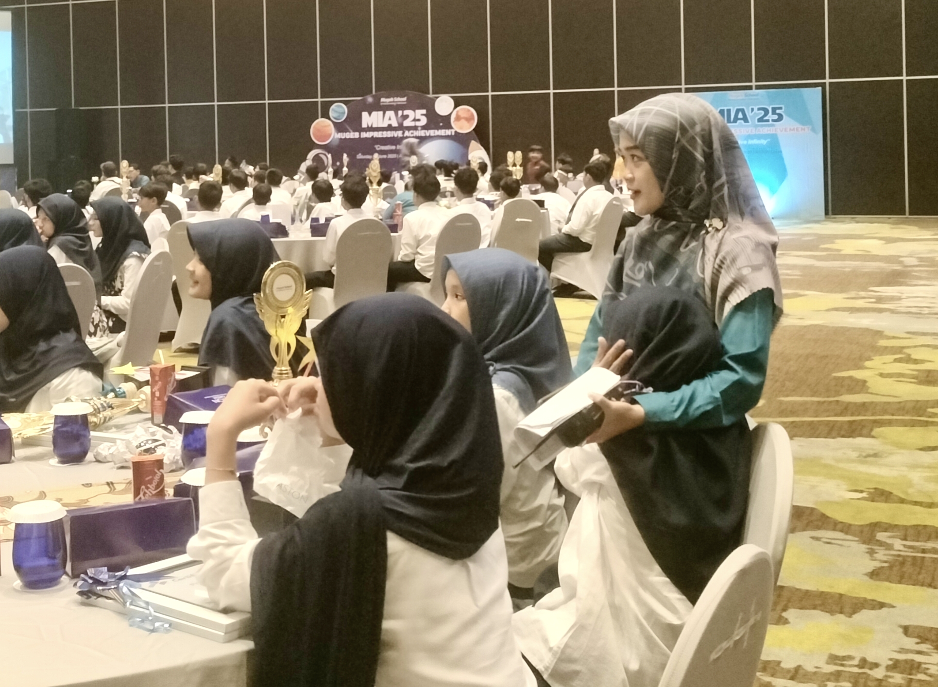 Aksi unik datang dari guru Mugeb School. Mereka tampil enerjik dalam suguhan drama musikal di Aston Hotel. Siswa terhibur dengan aksi kocak, pesan cinta, dan lagu-lagu ceria yang mereka bawakan.