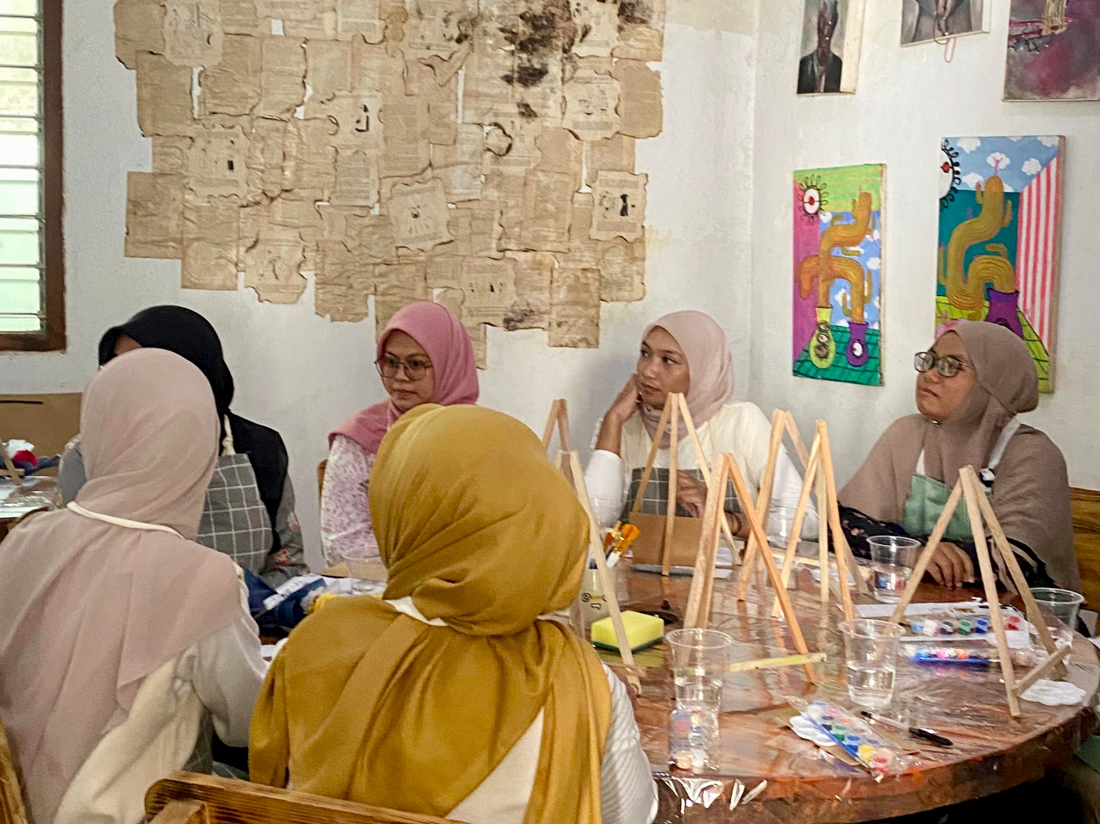 Digital Detox Art Jam di Sualoka Hub ajak peserta segarkan pikiran dengan sejenak melepaskan diri dari hiruk-pikuk gawai. Kembali ke kanvas, salurkan emosi lewat sapuan warna, dan hadir sepenuhnya jauh dari layar digital.