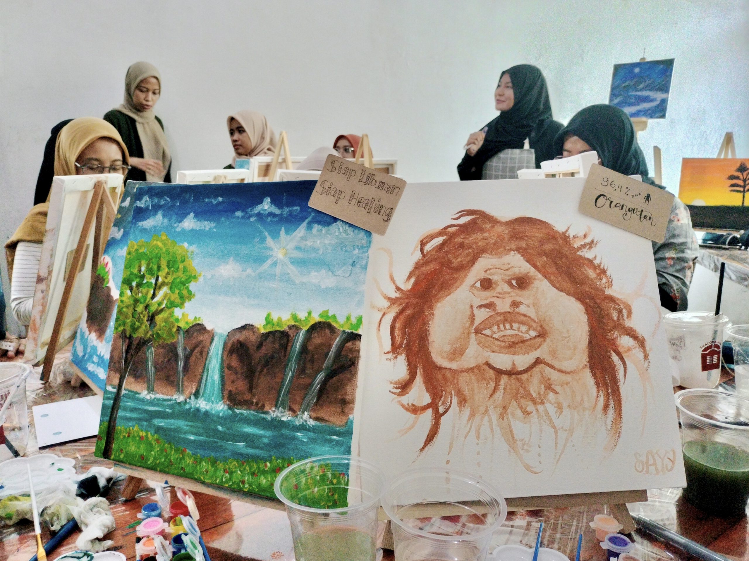 Digital Detox Art Jam di Sualoka Hub ajak peserta segarkan pikiran dengan sejenak melepaskan diri dari hiruk-pikuk gawai. Kembali ke kanvas, salurkan emosi lewat sapuan warna, dan hadir sepenuhnya jauh dari layar digital.