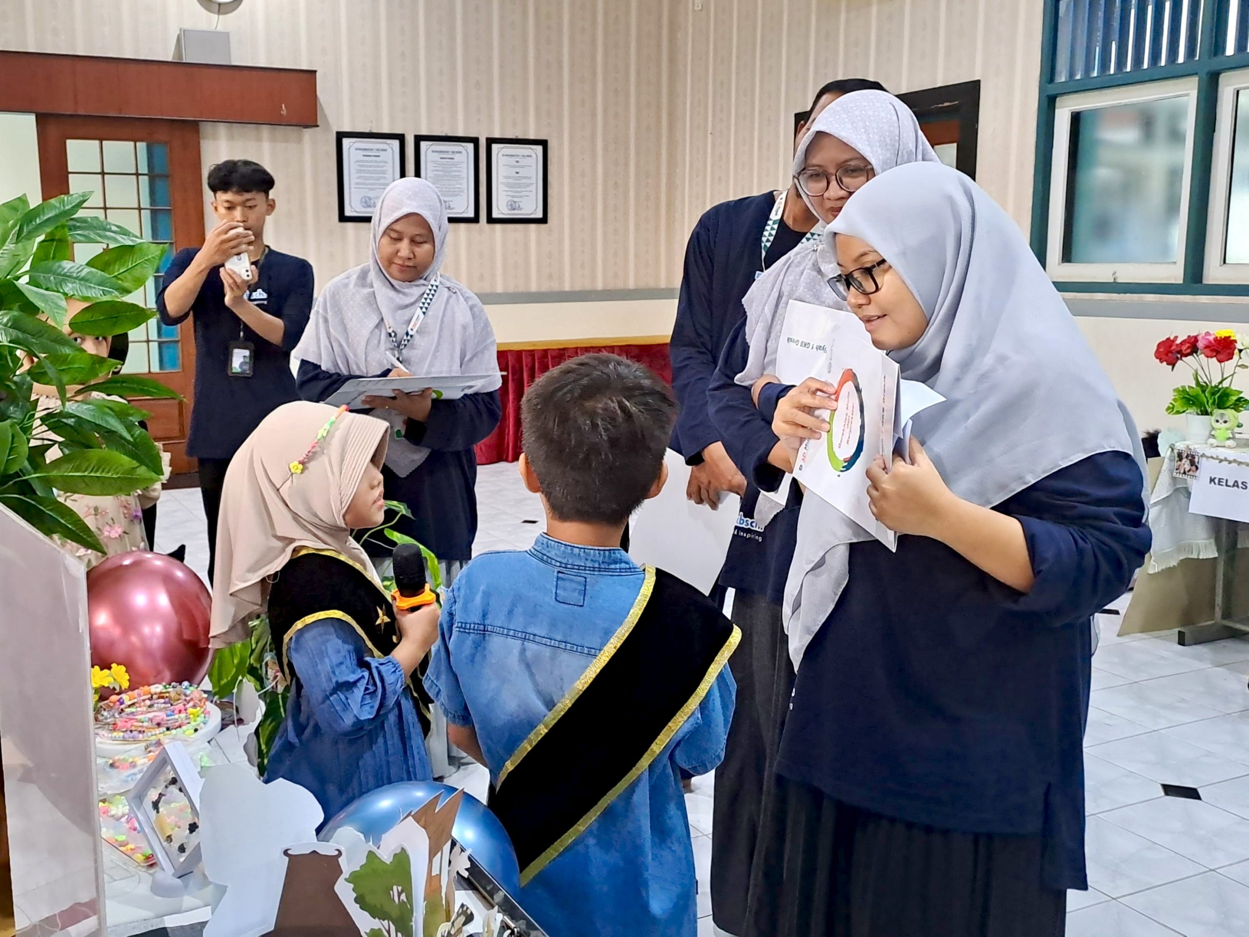 Aroma kreativitas memenuhi Averroes Hall saat Mugeb School menggelar "Mugeb Exhibition" (gelar karya). Pameran ini puncak P5 yang mewadahi siswa menciptakan pengalaman belajar sesuai tema yang ditentukan.