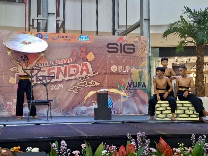 SMP Muhammadiyah 7 Cerme mengukir prestasi gemilang di Festival Drama Legenda 2025 dengan drama "Lembu Suro", meraih juara 2 dan aktor terbaik.