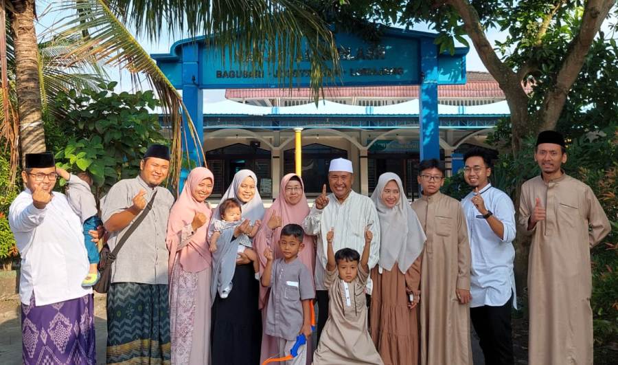 Sesepuh Imam Munir seperti akar tua. Tak tampak mencolok, tapi mengokohkan pohon besar di atasnya.