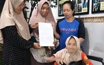 Kisah nenek Nasikah (74) viral di media sosial. Dikabarkan dibuang dua putrinya ke Griya Lansia Husnul Khatimah Malang.