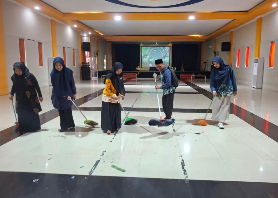 Seksi sibuk di panitia kegiatan sudah siap pagi buta. Menyiapkan ruangan, memasang kursi, spanduk, menyambut peserta, dan mengarahkan acara.