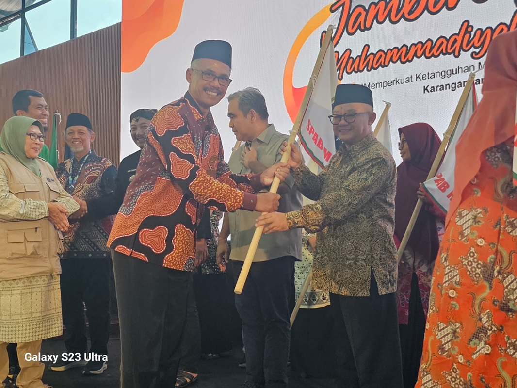 Mendikdasmen Abdul Mu’ti Beri Penghargaan Sekolah Model SPAB ke SMA Muhi