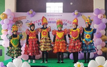 Baju sampah itu hasil daur ulang dari bungkus kopi, plastik jajanan, hingga kertas warna-warni menjadi pakaian unik ditampilkan murid MI Muhammadiyah 28.