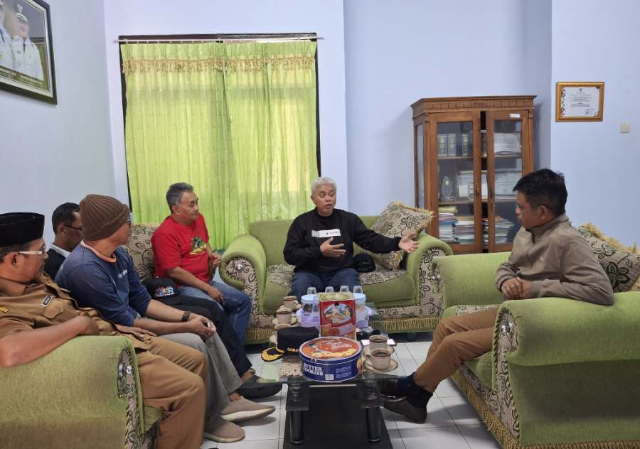 Camat Pronojiwo kenalkan wisata di lereng Semeru yang indah seperti Kapas Biru, Lavatoure, Hutan Pinus, Teras Semeru, dan Sarkawi.