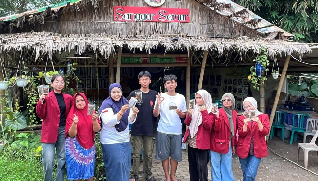 Mahasiswa UMM dampingi warga Kampung Semar, Malang, olah limbah maggot jadi pakan bernilai ekonomis. Inovasi ini wujudkan kemandirian ekonomi dan kelestarian lingkungan.