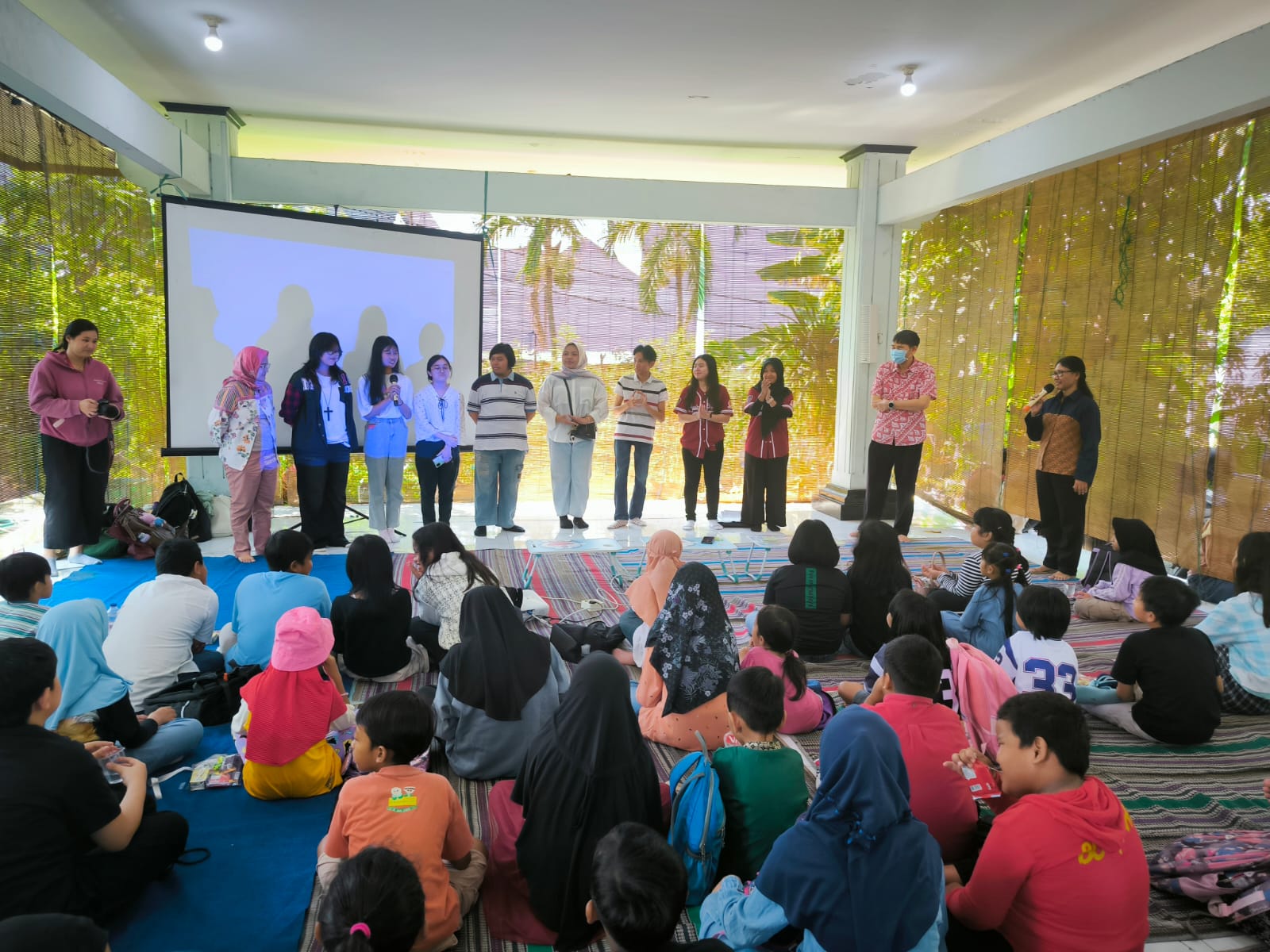 Liburan Seru! Belajar Bahasa Inggris bareng Pusdakota dan Poltek Ubaya