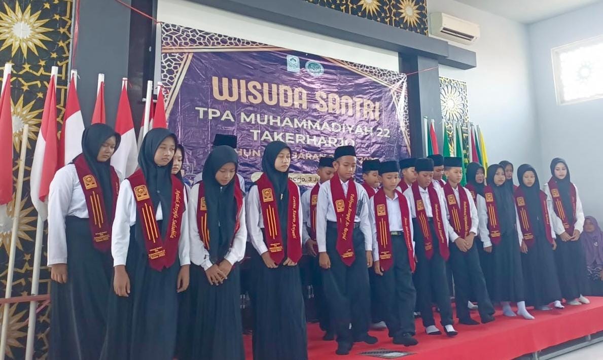 Jadi Dokter atau Ilmuan, Jangan Pernah Tinggalkan Al-Qur'an. Wisudawan-wisudawati TPA Muhammadiyah 22 Takerharjo Solokuro (Tagar.co/Mushlihin)