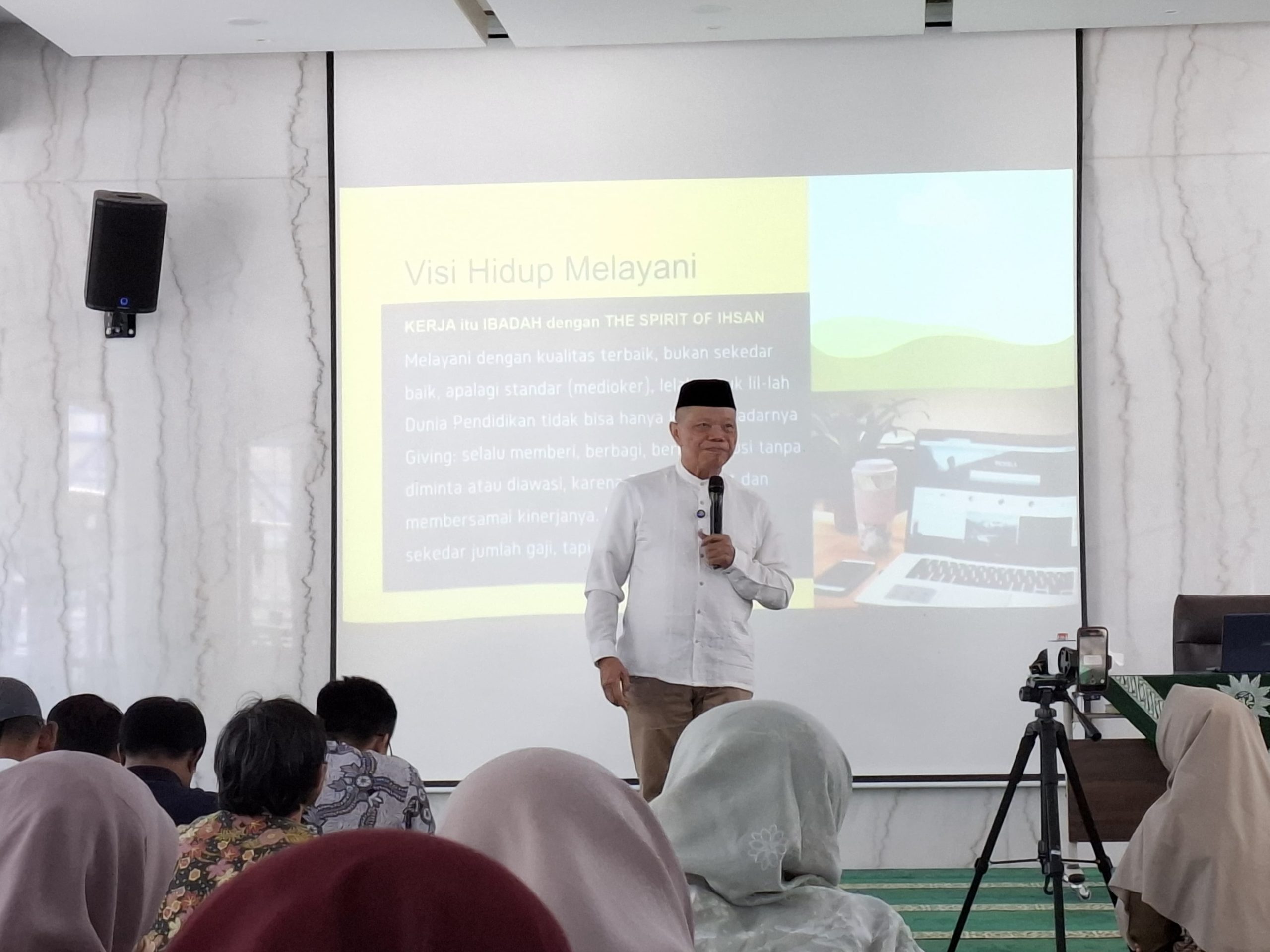 SD Mugeb adakan penguatan spiritual bagi guru dan karyawan. Motivator nasional Misbahul Huda berbagi inspirasi. Ia mengajak guru dan karyawan fokus pada pemahaman diri, peran, dan posisi.