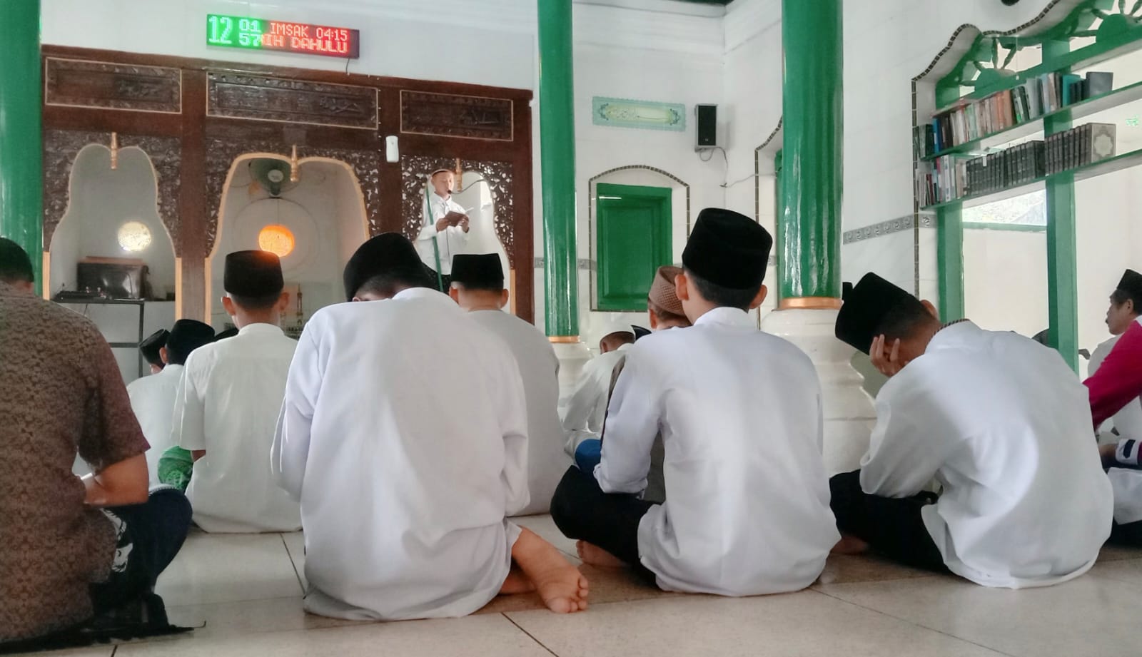 Suasana Khotbah Jumat di Ponpes Maftahul Ulum Jatinom Blitar. Khotib ingatkan bahaya hawa nafsu (Tagar.co/Agus Fawaid)