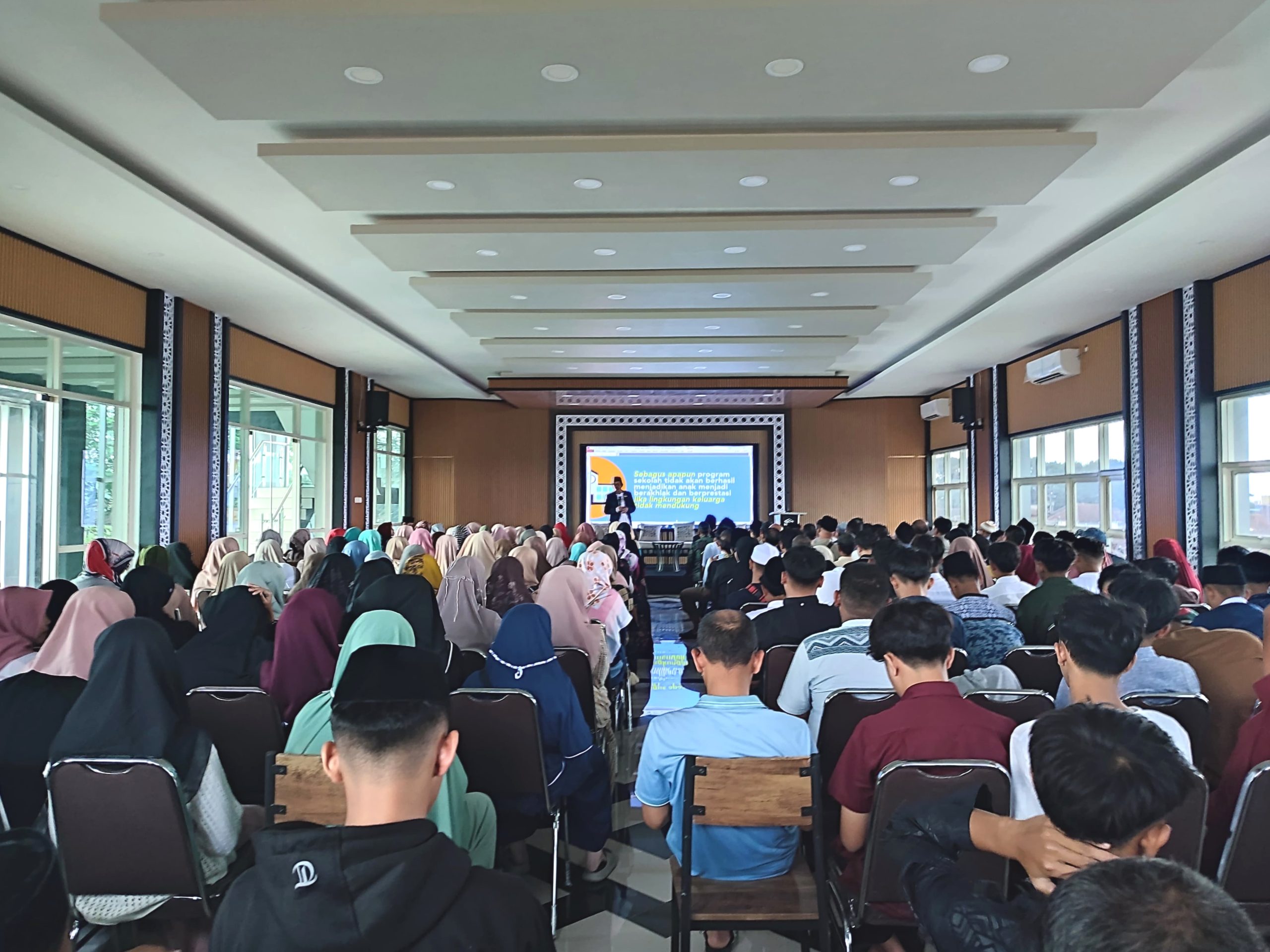 Tumpah Ruah di Madina Building PEM Gondanglegi: Bukti Pesantren Masih di Hati Umat