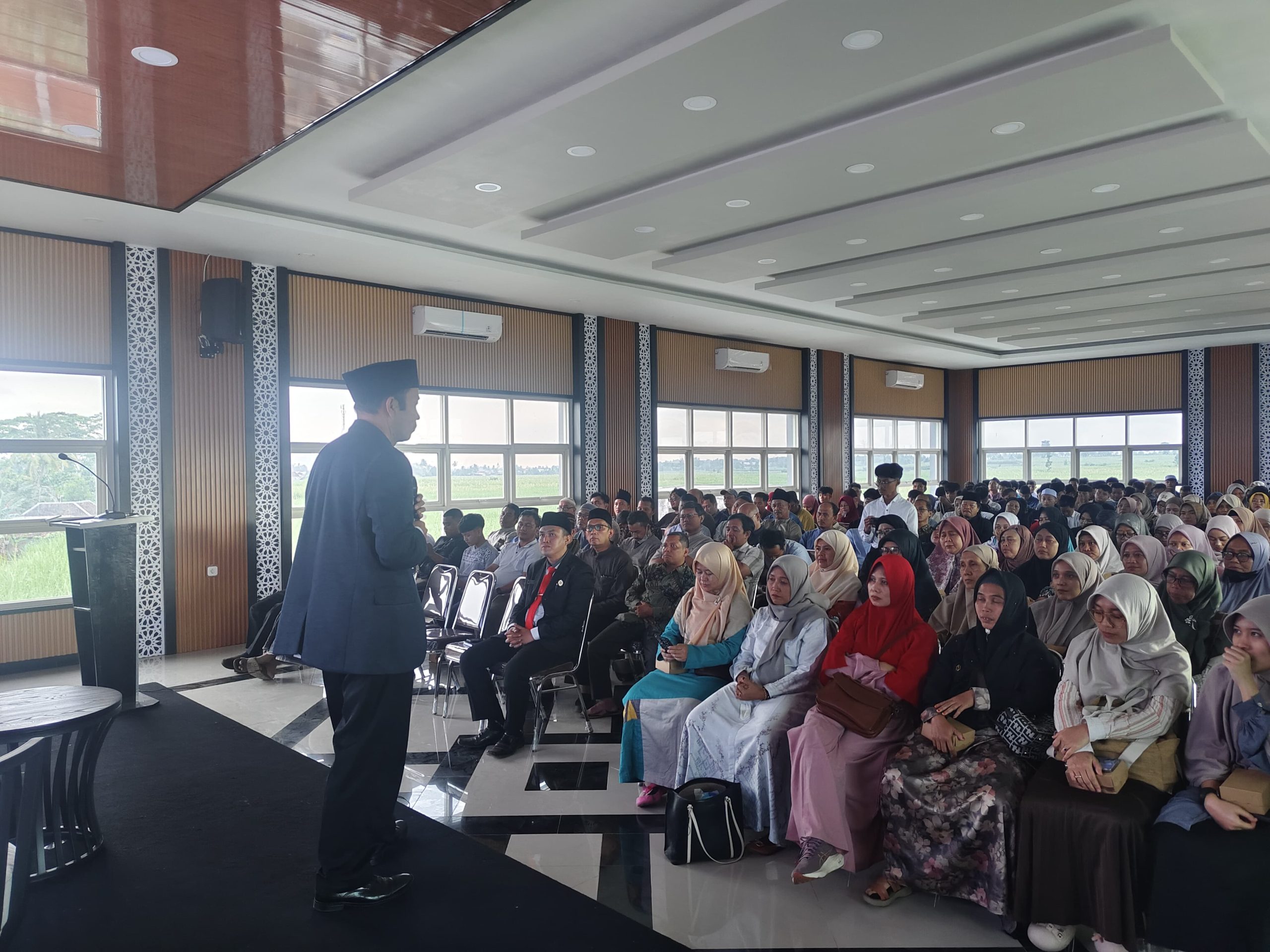 Tumpah Ruah di Madina Building PEM Gondanglegi: Bukti Pesantren Masih di Hati Umat