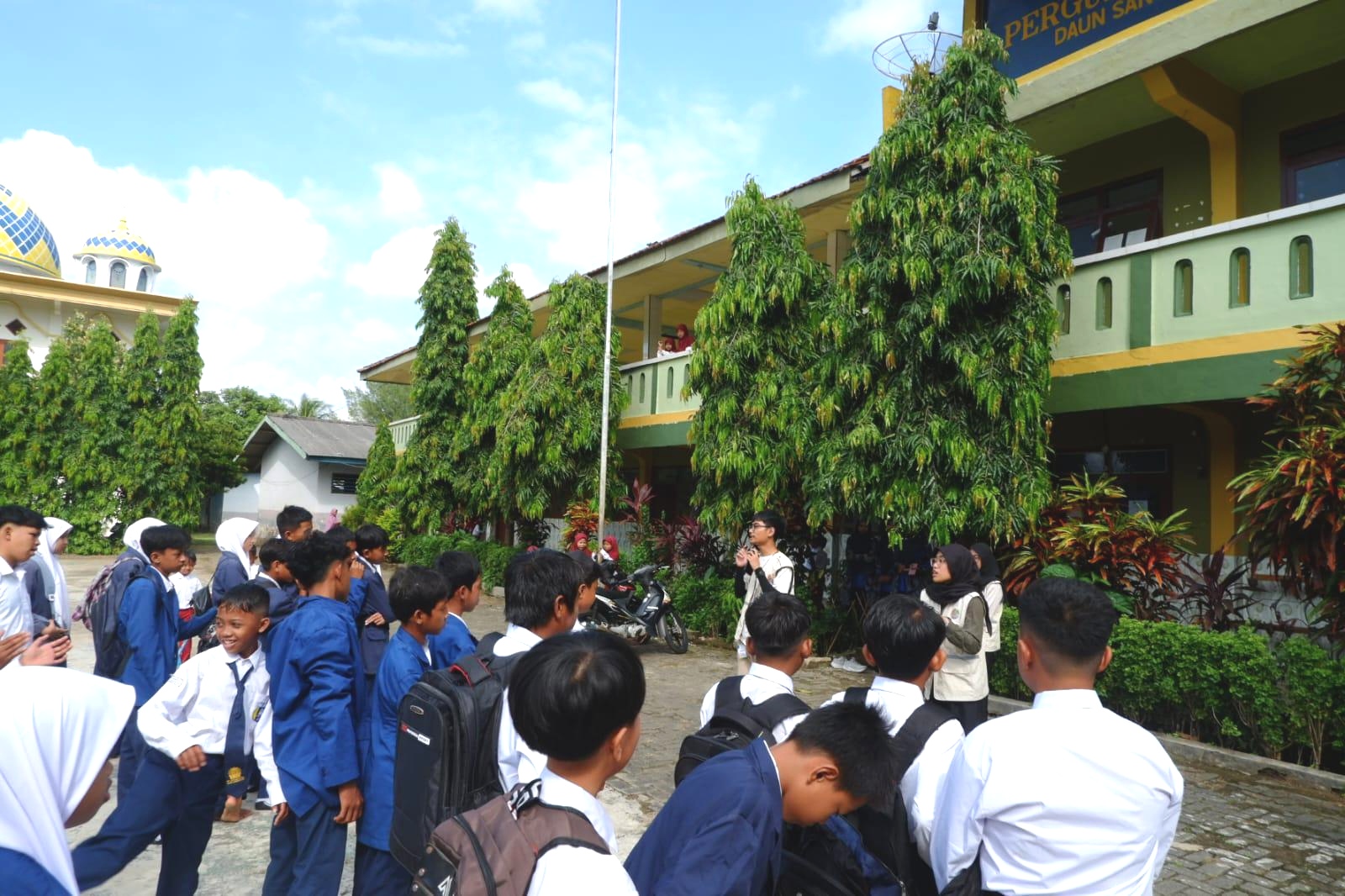 Mahasiswa UGM Bawa Psikawan ke Matsama MTsM 5 Bawean: Siswa Belajar Tangguh Bencana