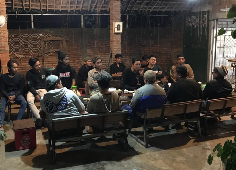 Ngaji di warung dilakukan komunitas Mapan. Bukan supaya kelihatan alim. Yang penting pikiran dan hati  tetap waras di jalan hidup. 