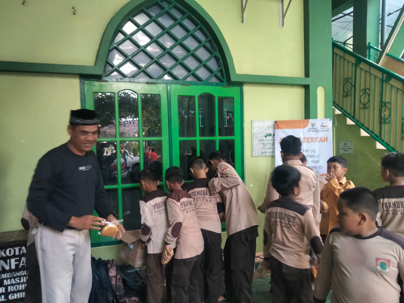 KAI Berbagi Kebahagiaan di Masjid Al-Ghifari Blitar