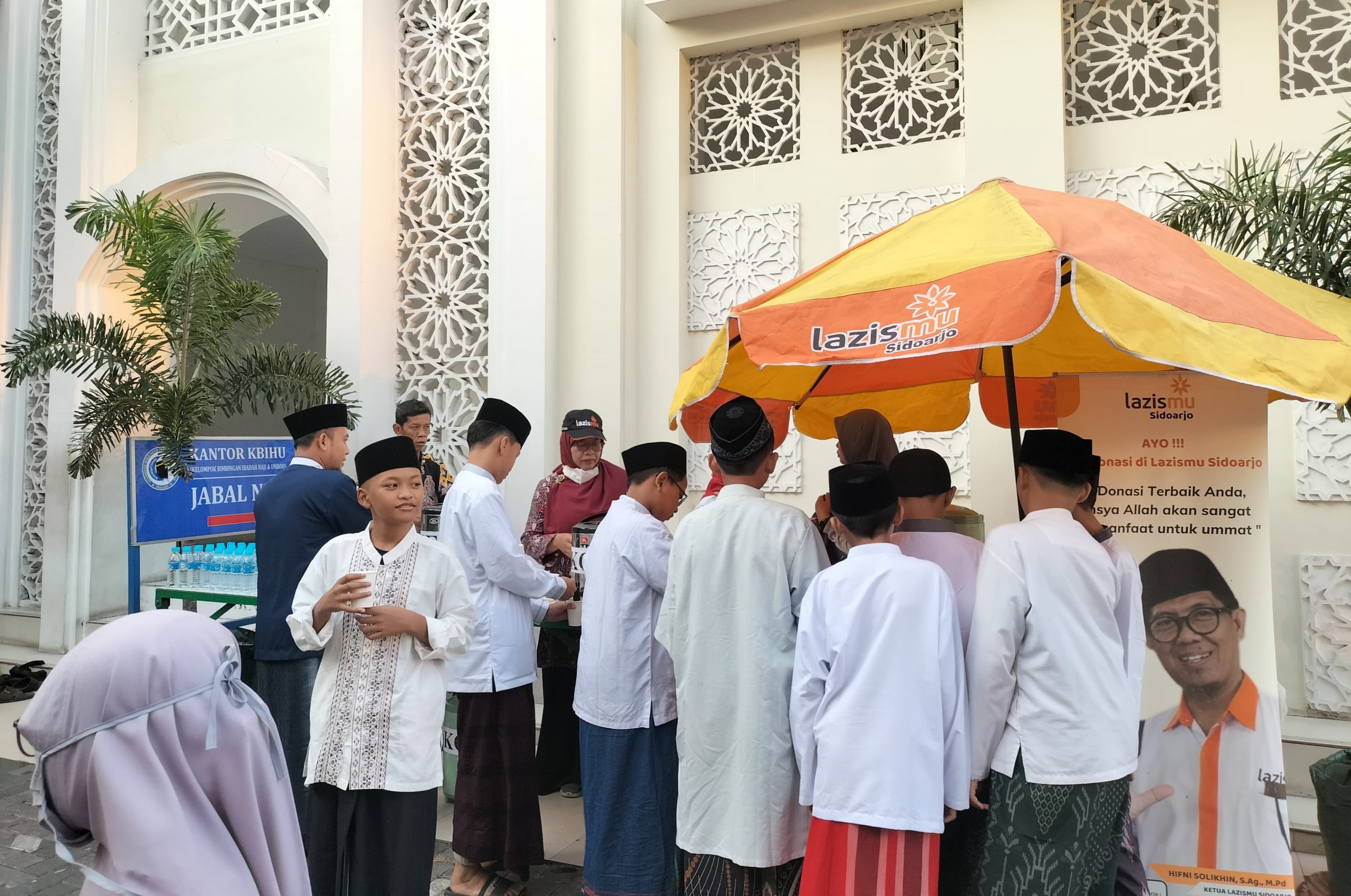 Layanan Kecil, Makna Besar: Teh Kopi Lazismu Sidoarjo di Pengajian Ahad Pagi