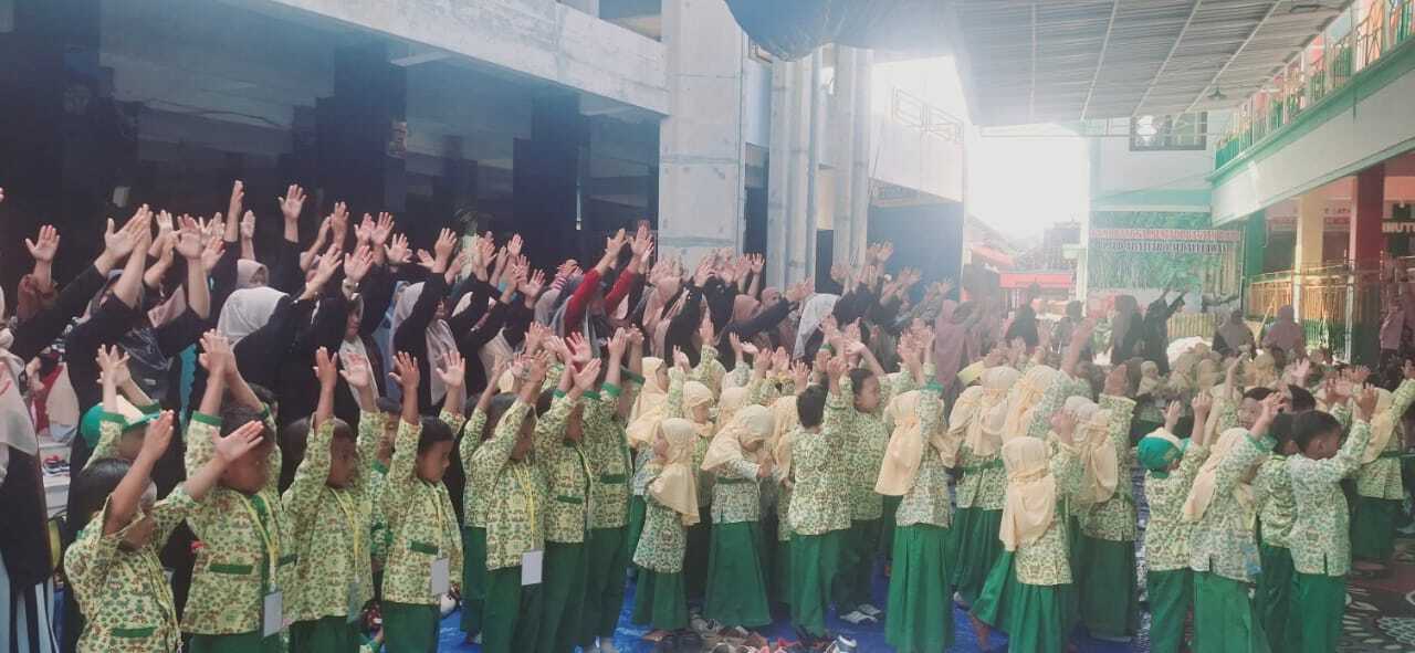 Anak-anak dan ibu-ibu wali murid antusias mengikuti senam anak Indonesia hebat (Tagar.co/Istimewa) 