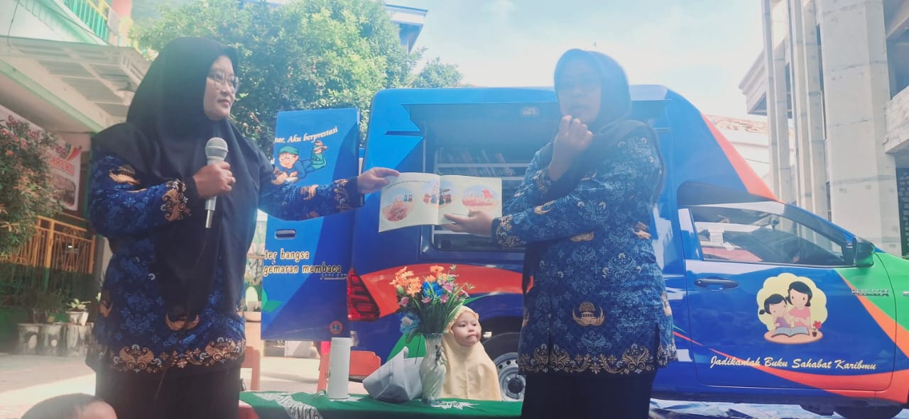 Tim Perpustakaan Daerah Lamongan saat mendongeng kepada siswa-siswi PAUD Aisyiyah I Sedayulawas (Tagar.co/Istimewa) 
