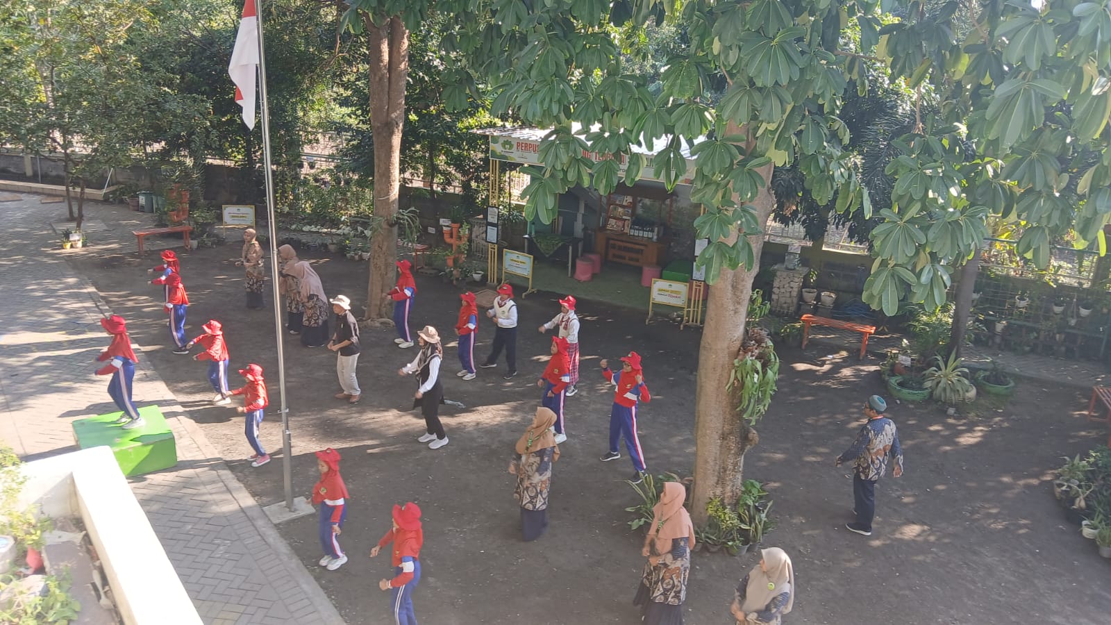 Senam Anak Indonesia Hebat Sambut Juri LLSMS di SD Almadany