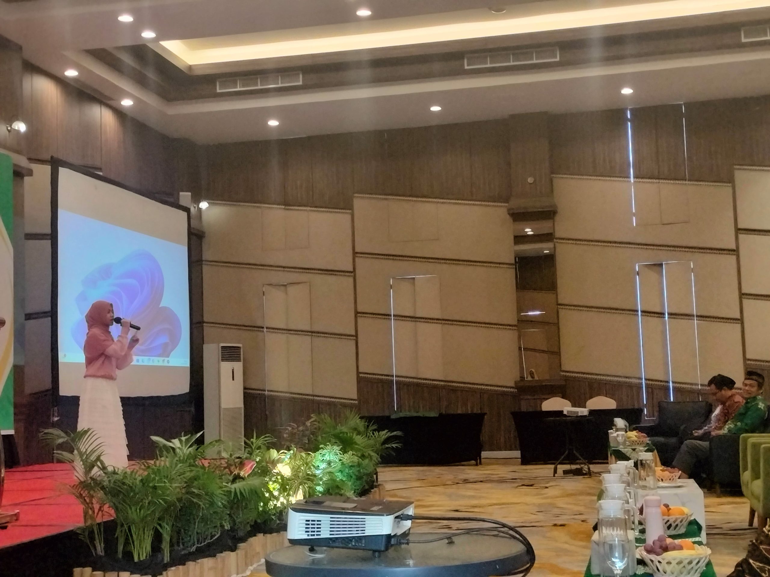 Penampilan Davina Azqiara Pramesti memukau peserta Musykerda Nasyiatul Aisyiyah. Suara merdunya berhasil memecah keheningan acara.