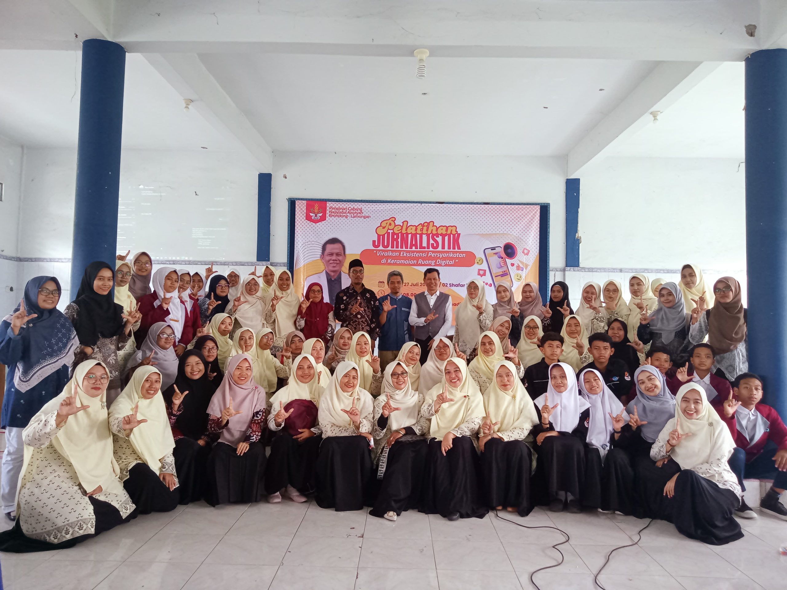 Pelajar Paciran dari jenjang SMP ikut semarakkan pelatihan jurnalistik bersama Redaktur Tagar.co Mohammad Nurfatoni. Mereka belajar dasar-dasar menulis berita dan fotografi.